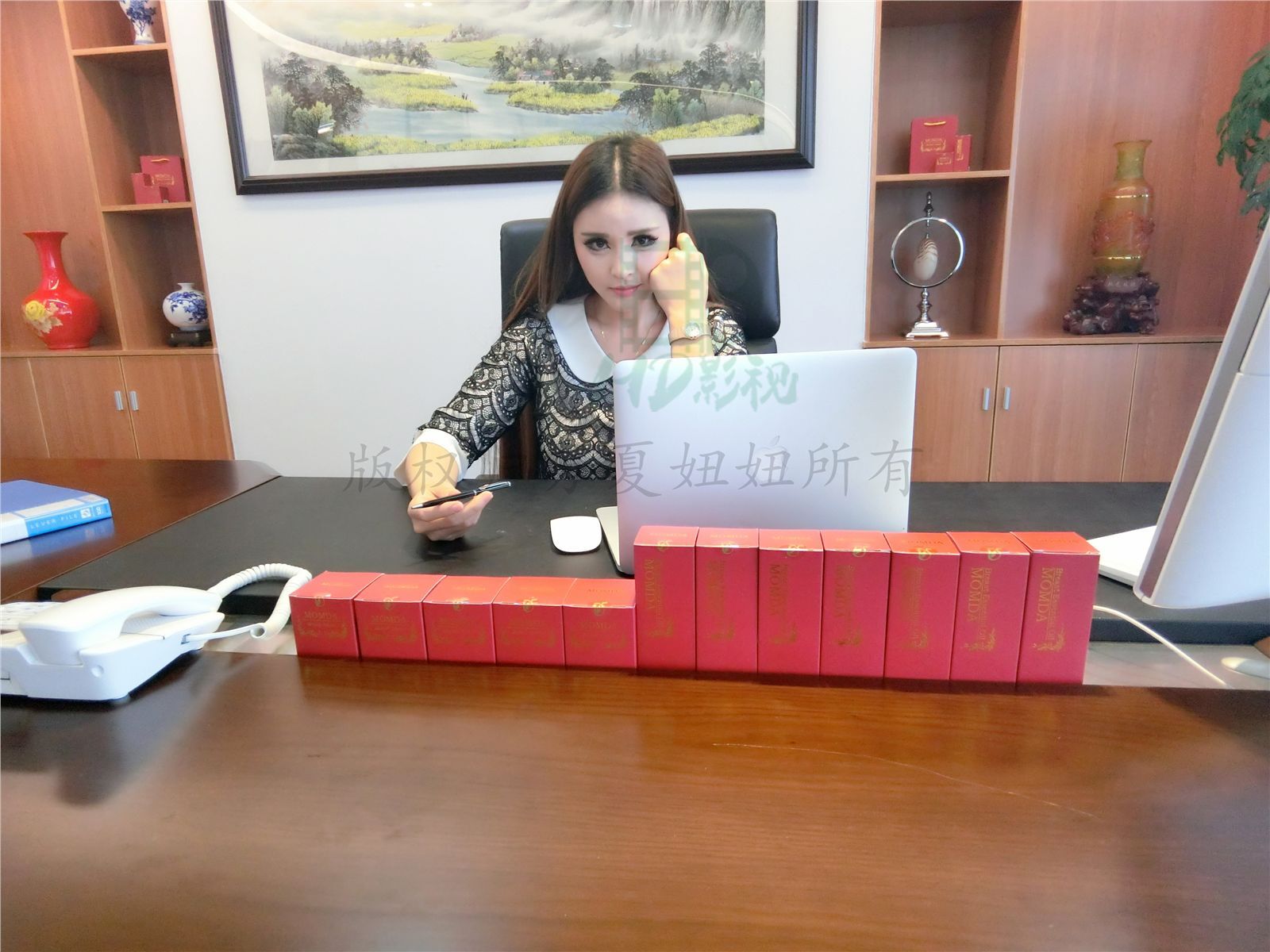 网络红人苏夏妞妞最新微博工作图集 工作状态