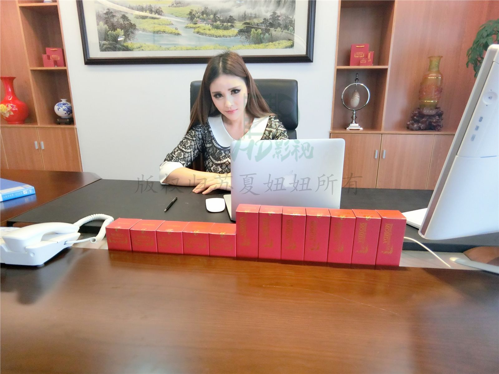 网络红人苏夏妞妞最新微博工作图集 工作状态