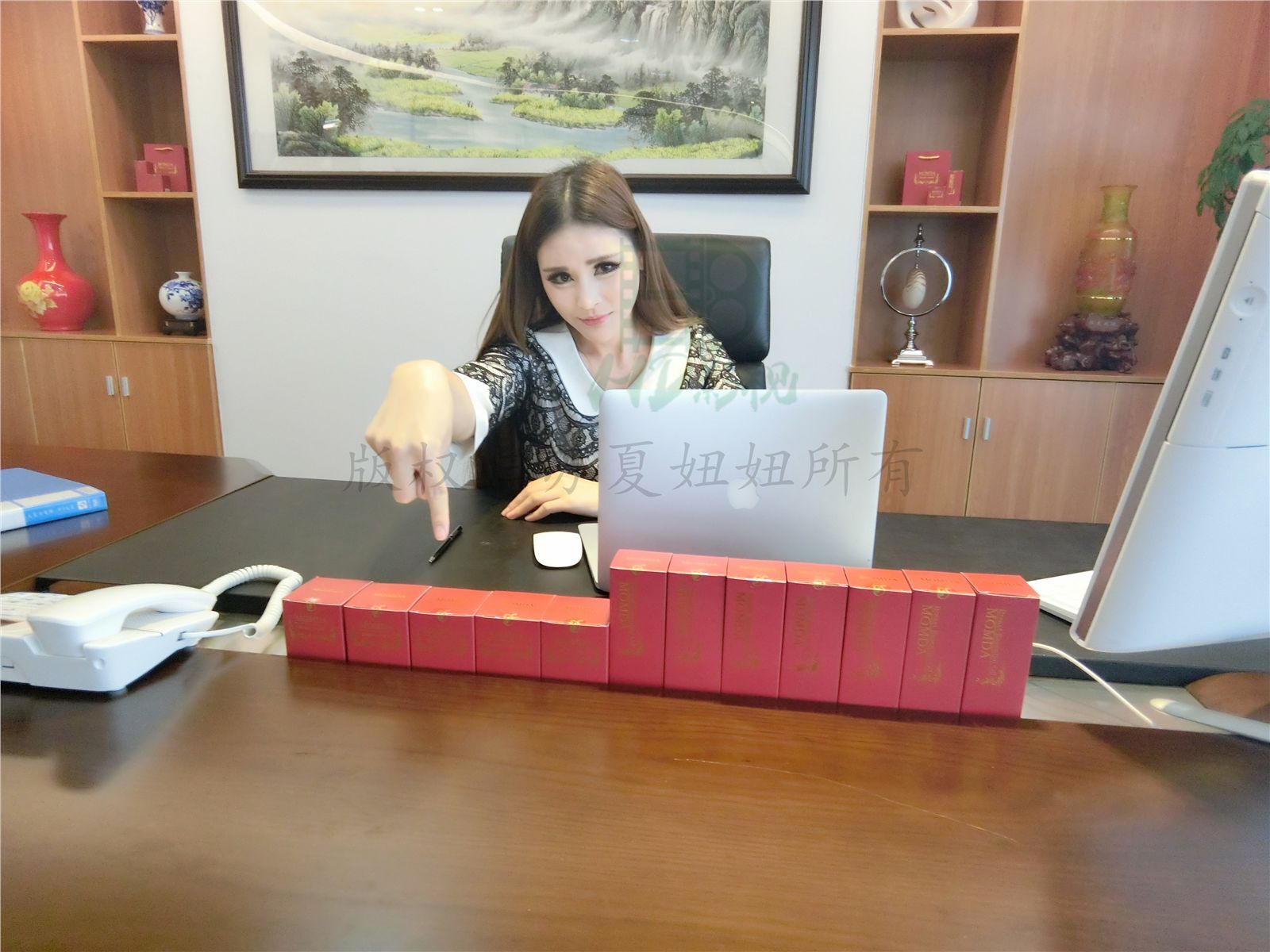 网络红人苏夏妞妞最新微博工作图集 工作状态