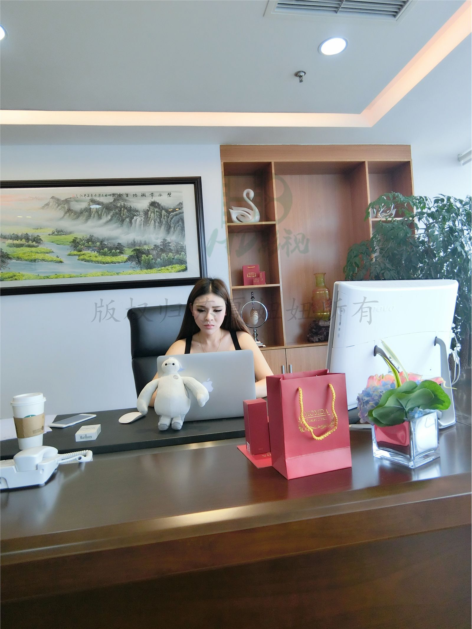 网络红人苏夏妞妞最新微博工作图集 工作状态