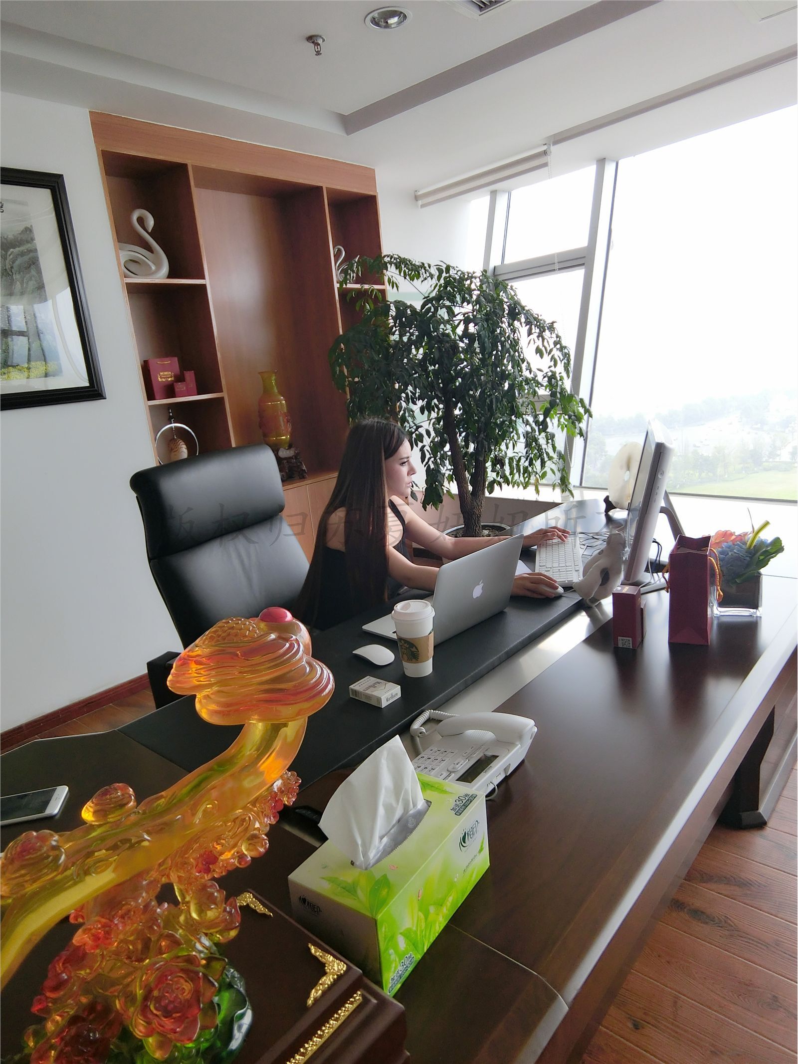 网络红人苏夏妞妞最新微博工作图集 工作状态