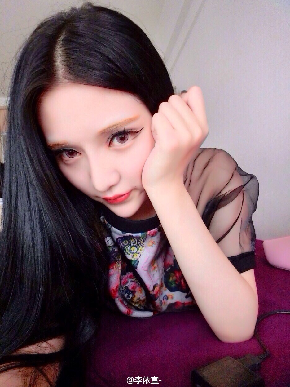 清纯嫩模李依宣私密微博图片