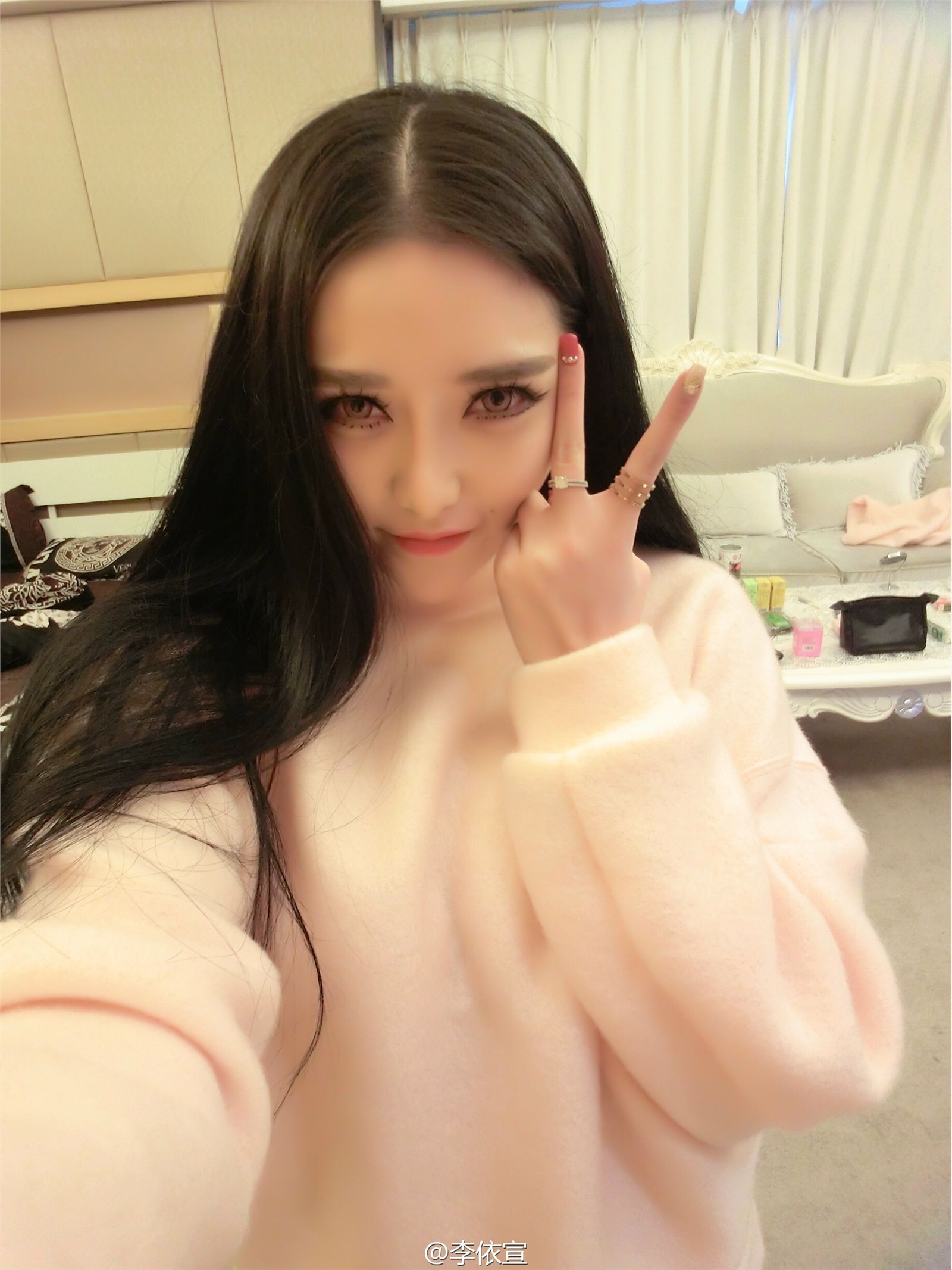 清纯嫩模李依宣私密微博图片