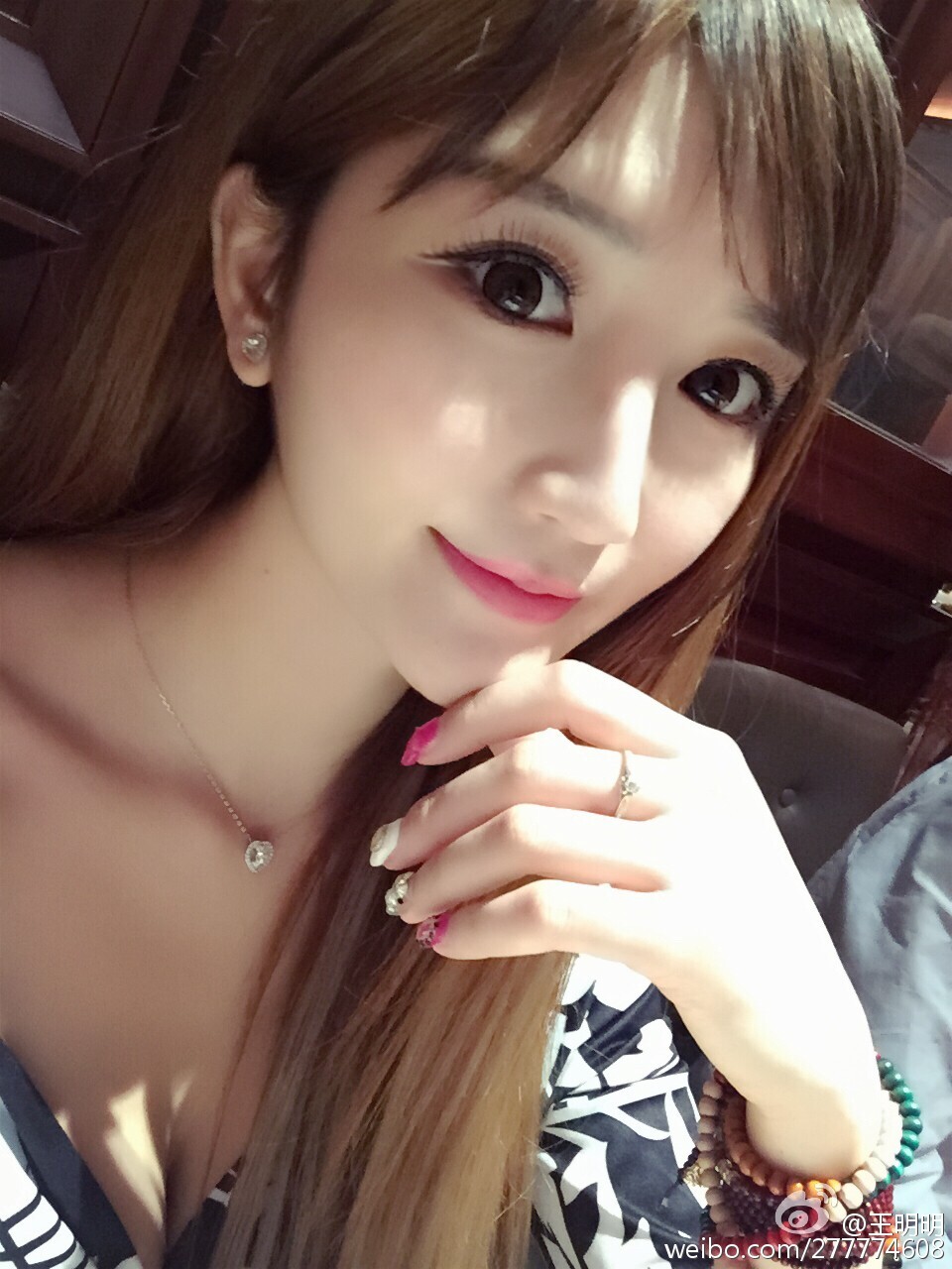 胸模冠军王明明最近微博图集 面孔专辑