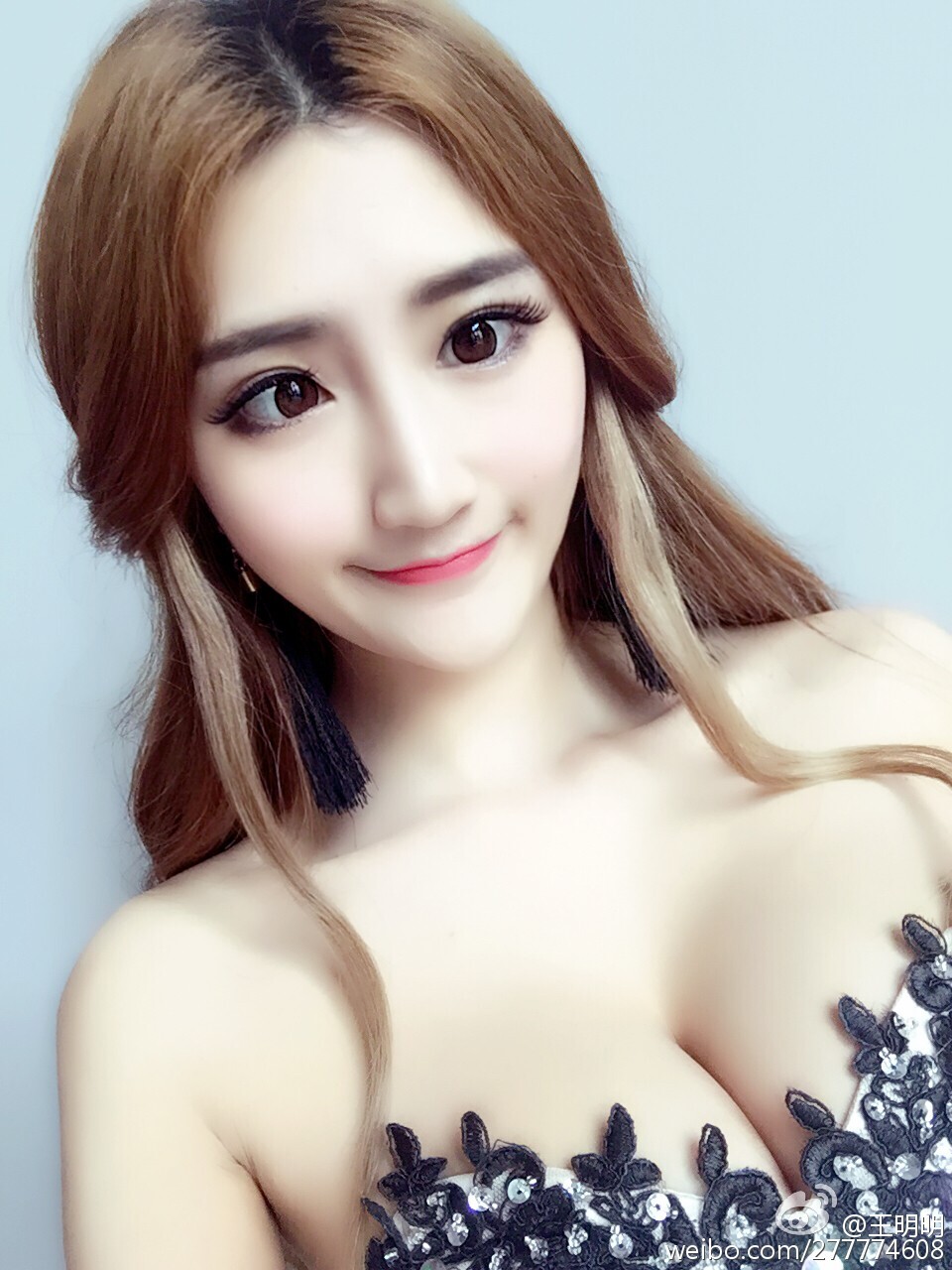 胸模冠军王明明最近微博图集 面孔专辑