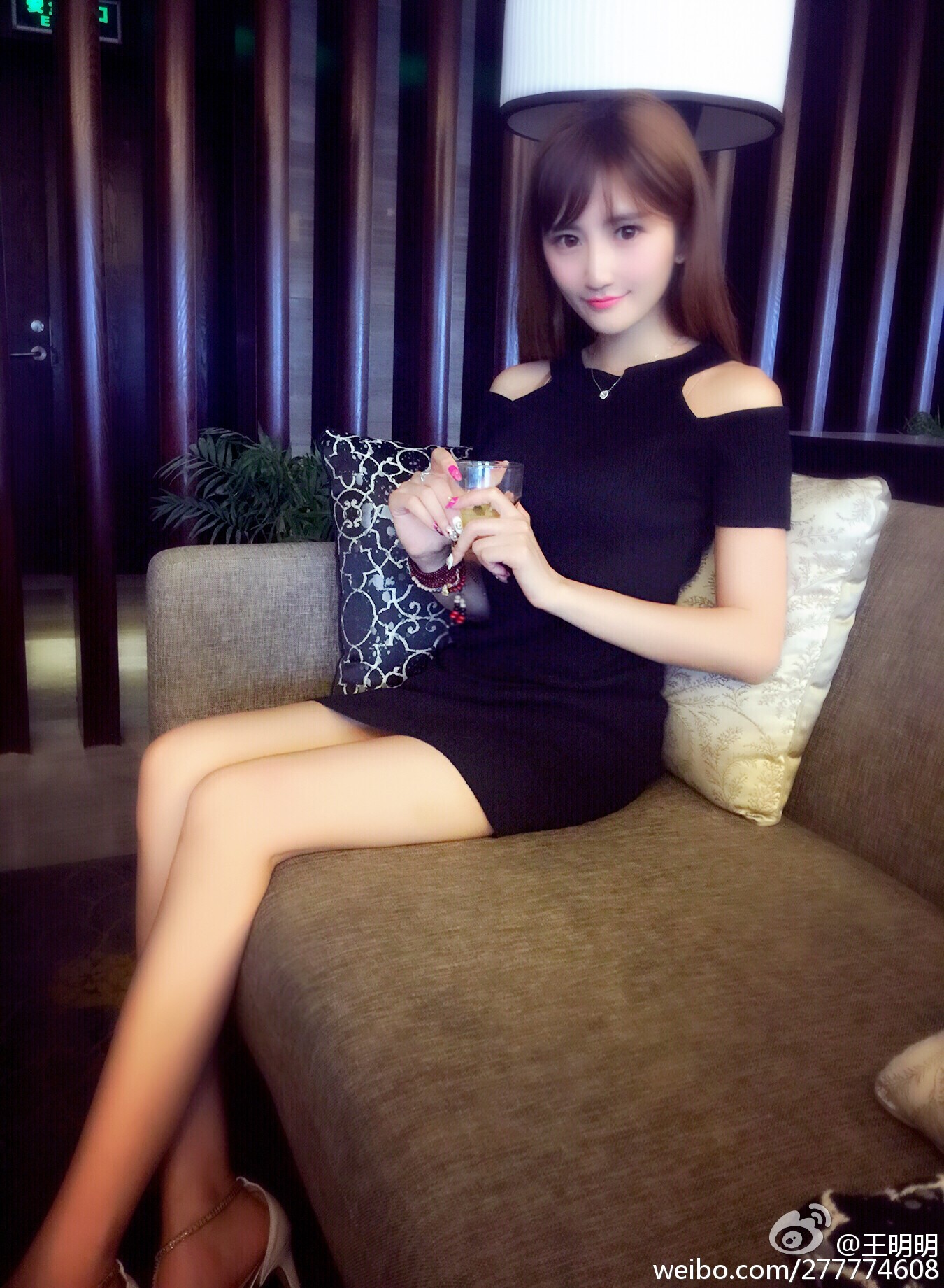 胸模冠军王明明最近微博图集 微博配图