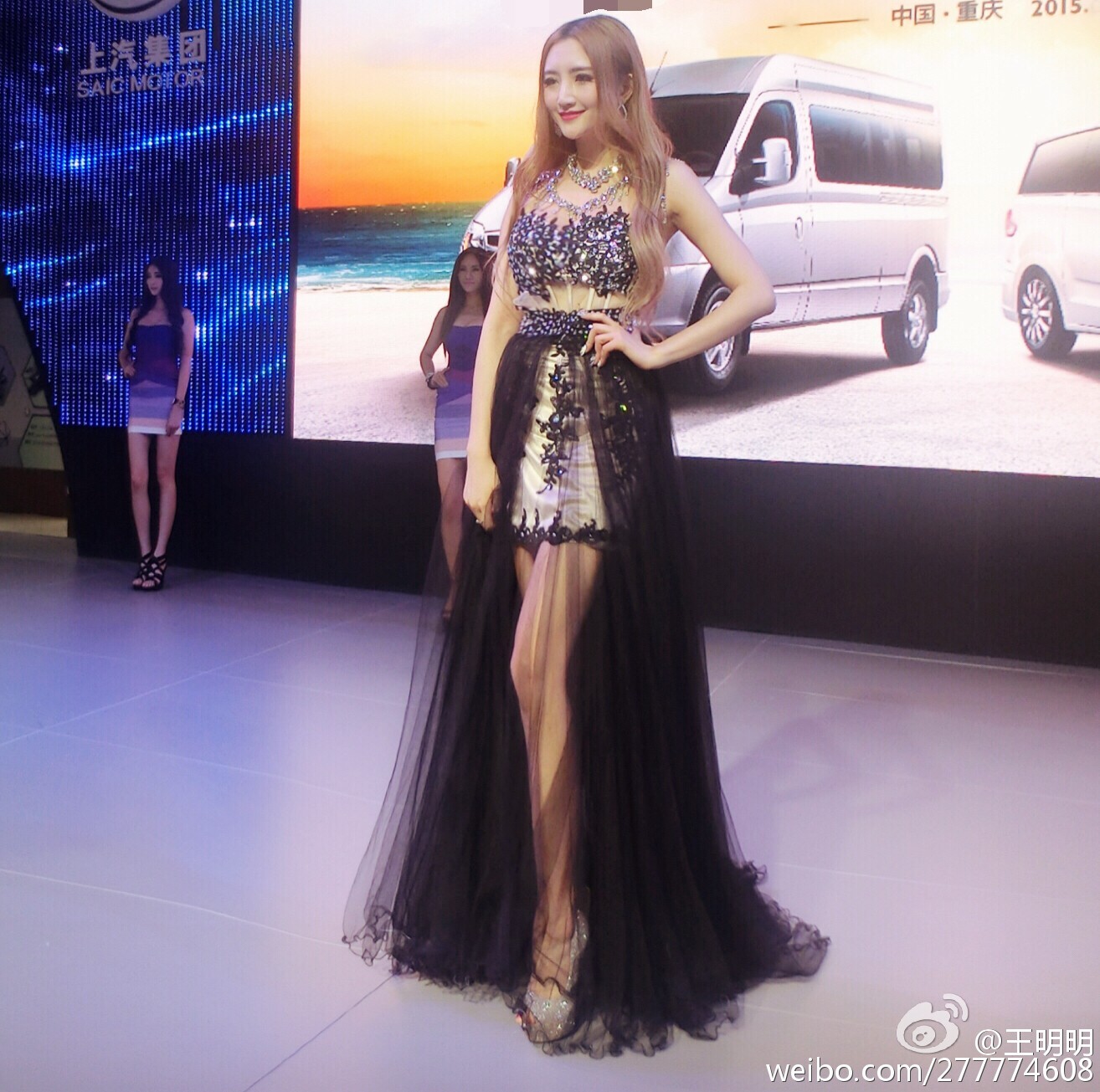 胸模冠军王明明最近微博图集 微博配图