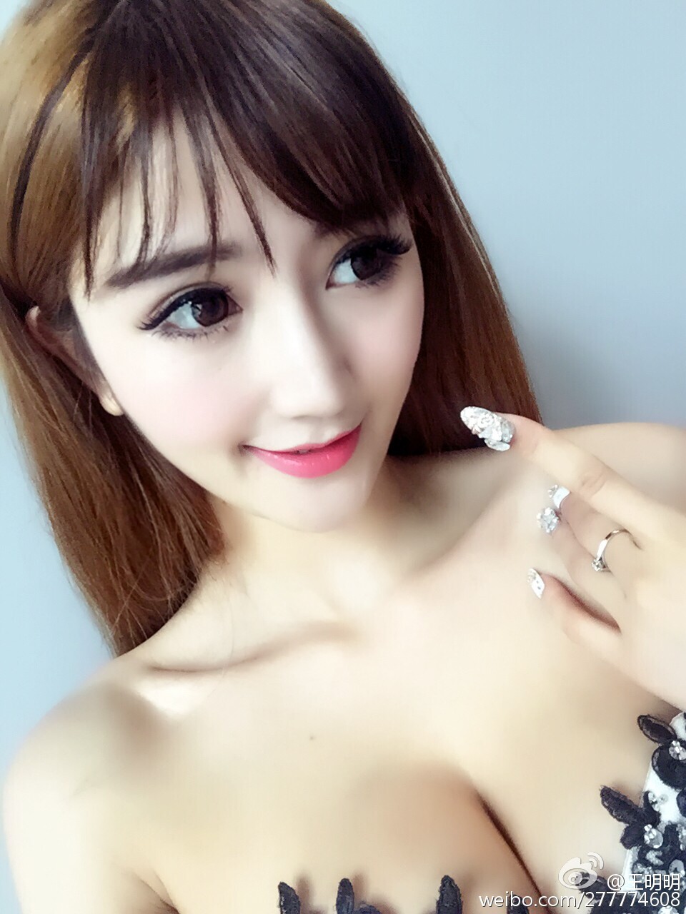 胸模冠军王明明最近微博图集 微博配图