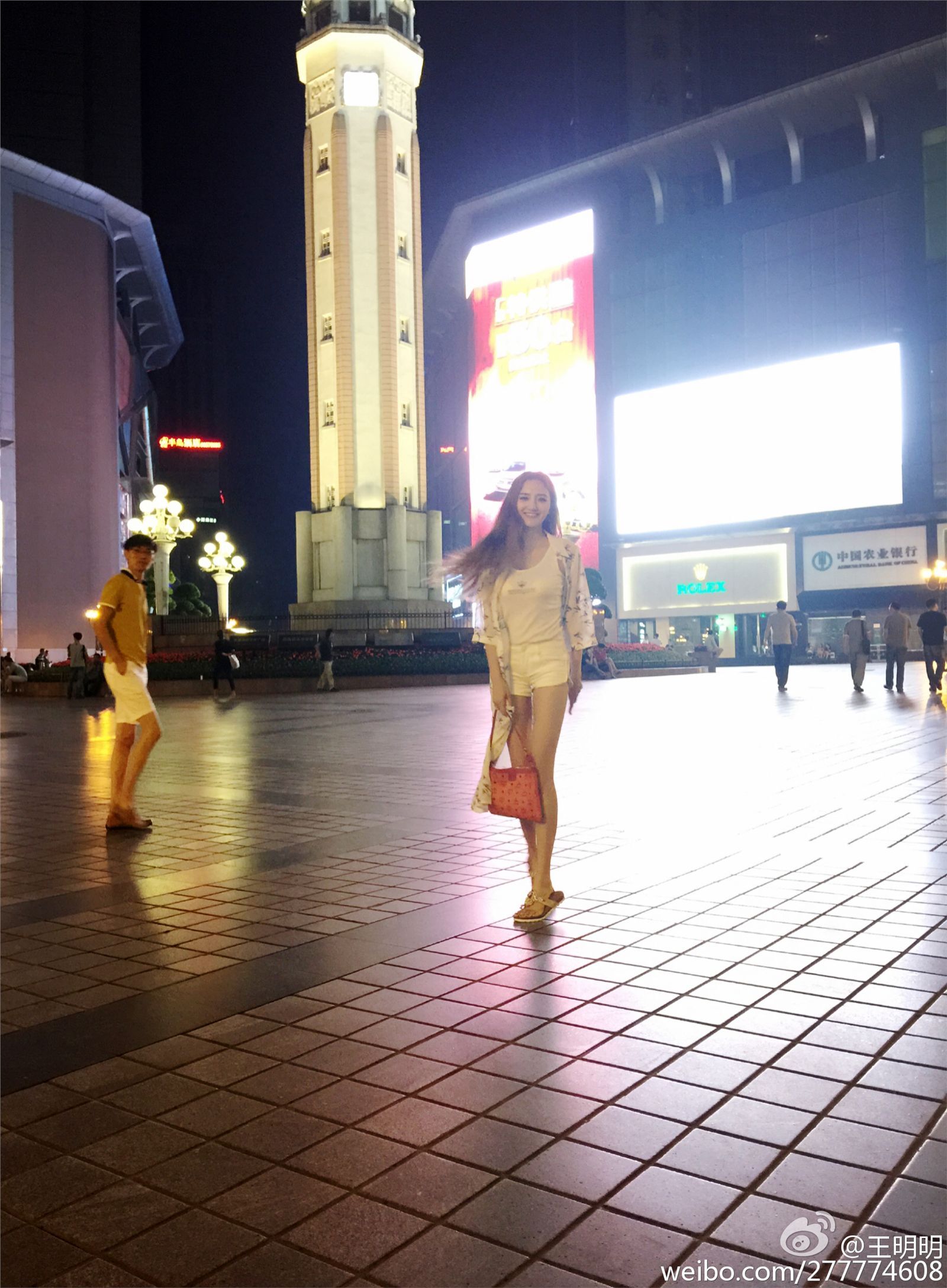 胸模冠军王明明最近微博图集 微博配图