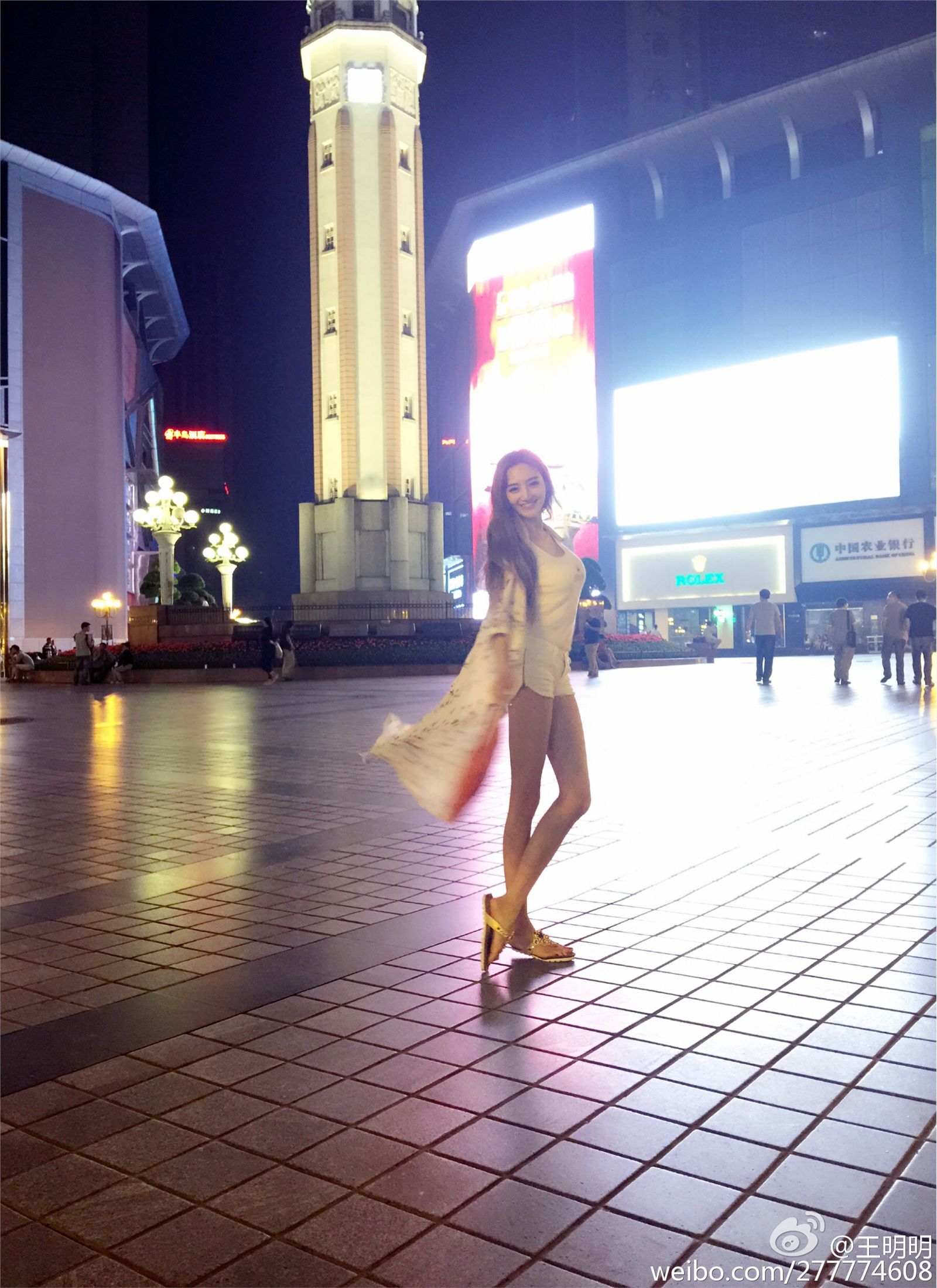 胸模冠军王明明最近微博图集 微博配图