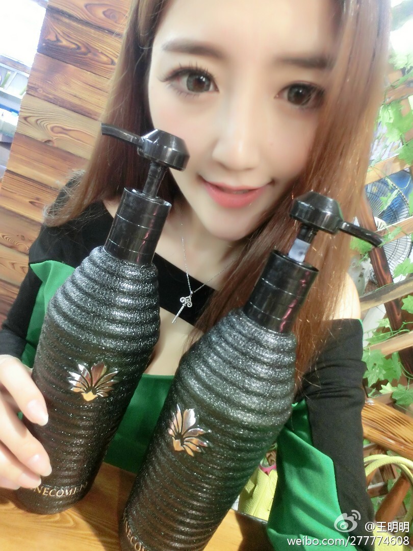 胸模冠军王明明最近微博图集 微博配图