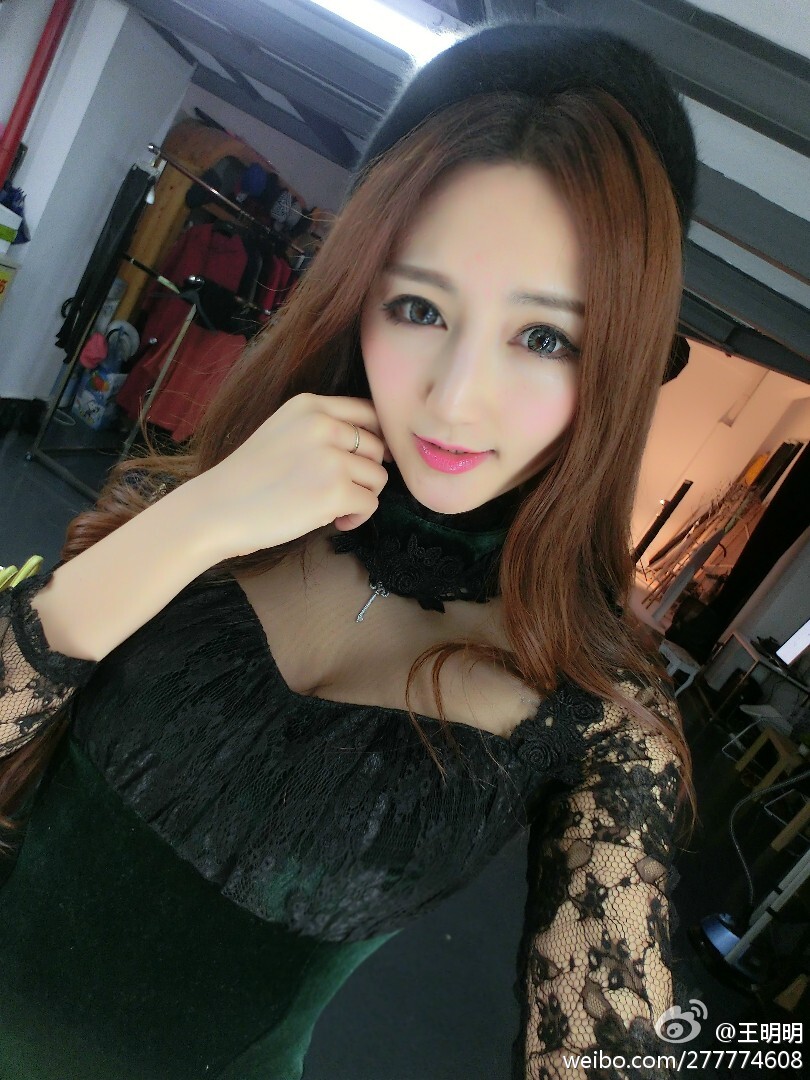 胸模冠军王明明最近微博图集 微博配图