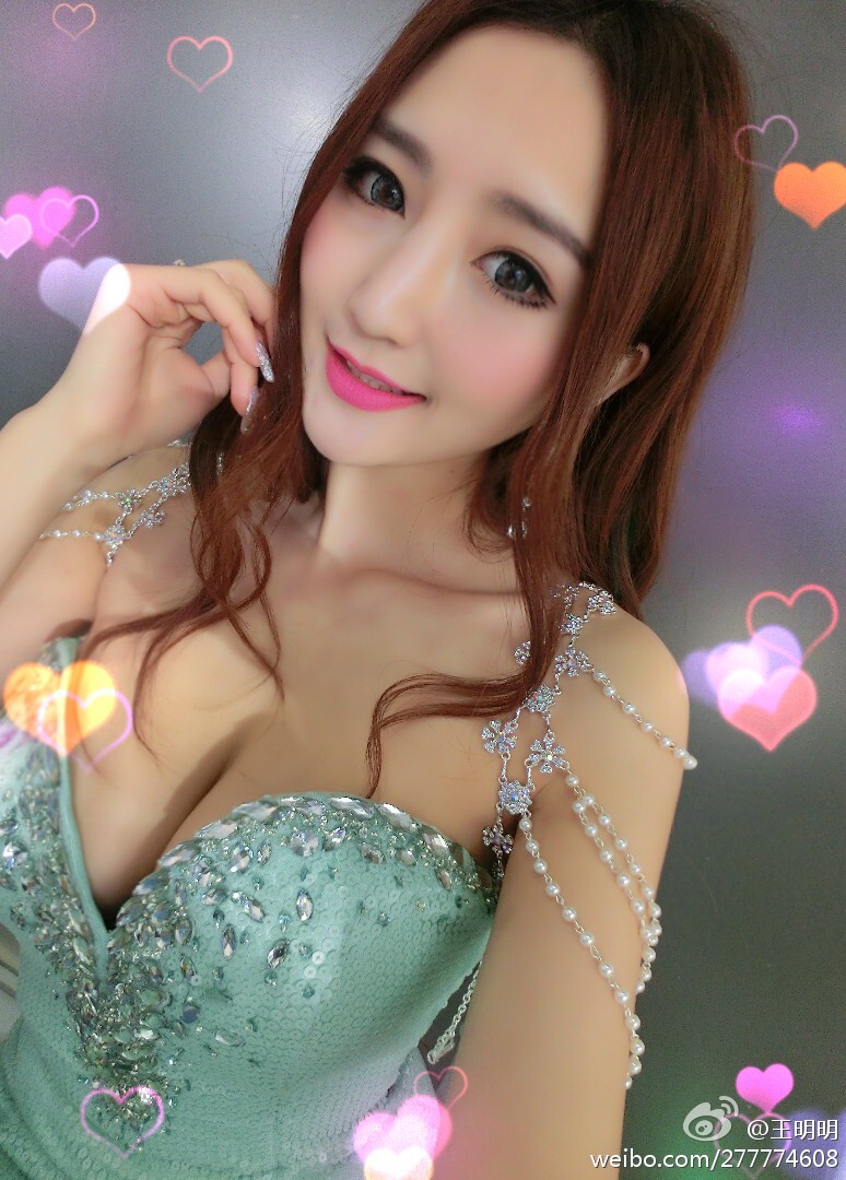 胸模冠军王明明最近微博图集 微博配图
