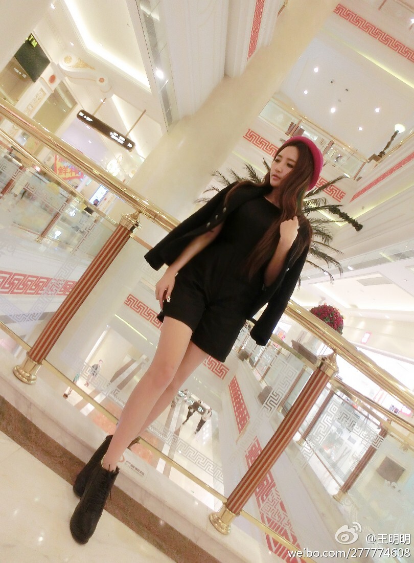 胸模冠军王明明最近微博图集 微博配图