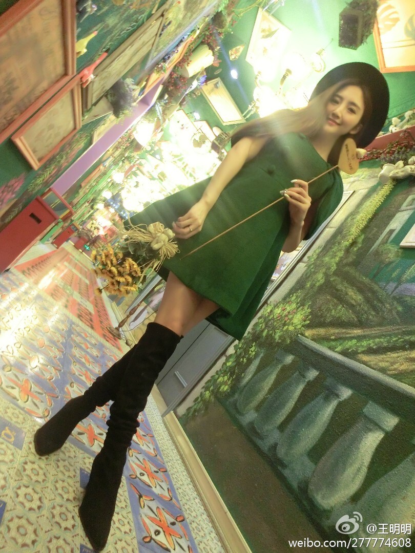 胸模冠军王明明最近微博图集 微博配图