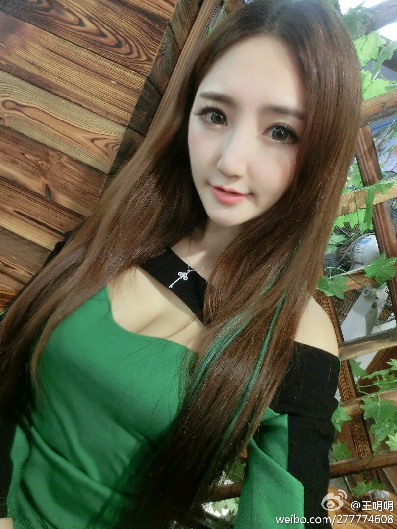 胸模冠军王明明最近微博图集 微博配图