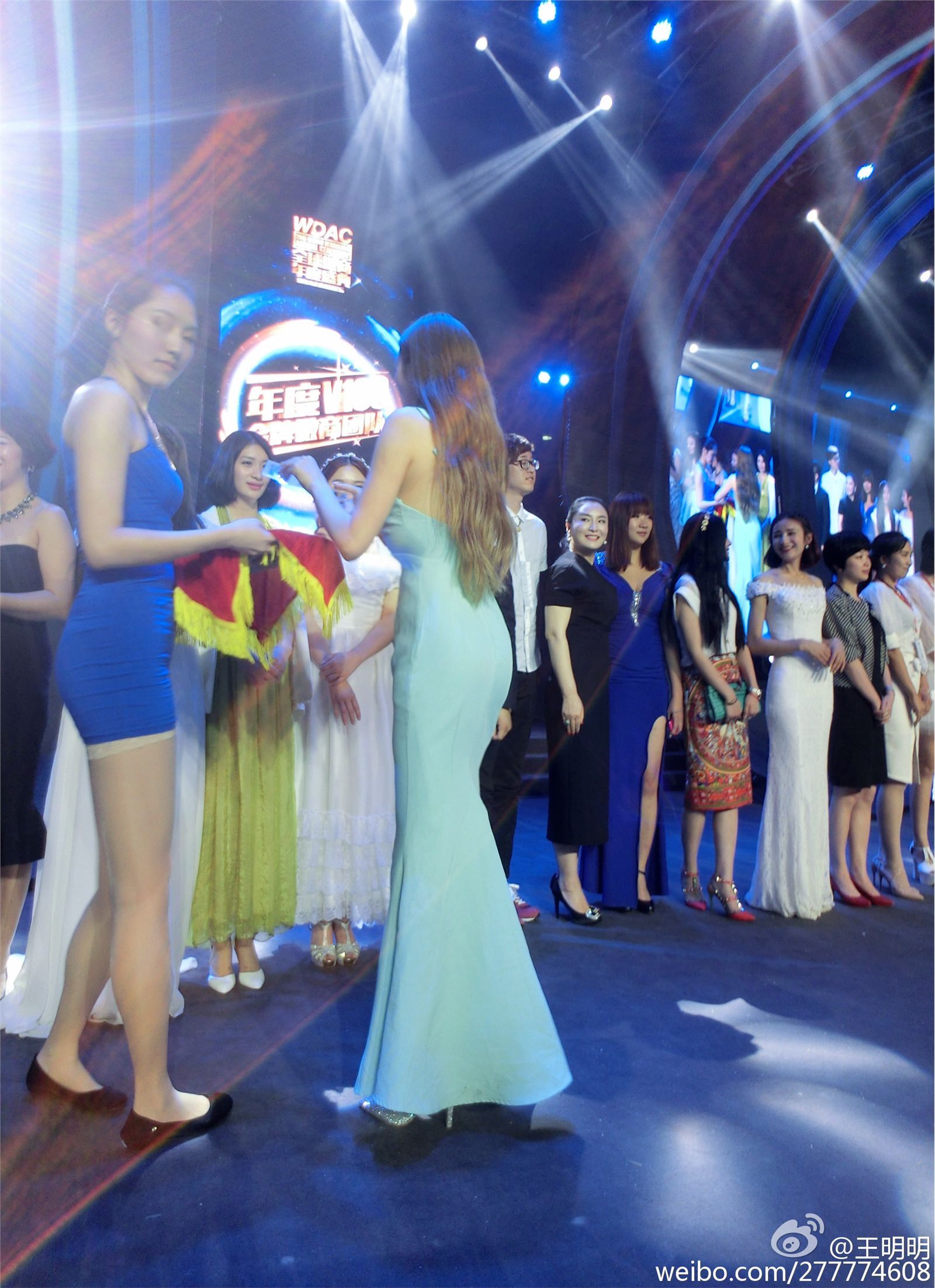 胸模冠军王明明最近微博图集 微博配图