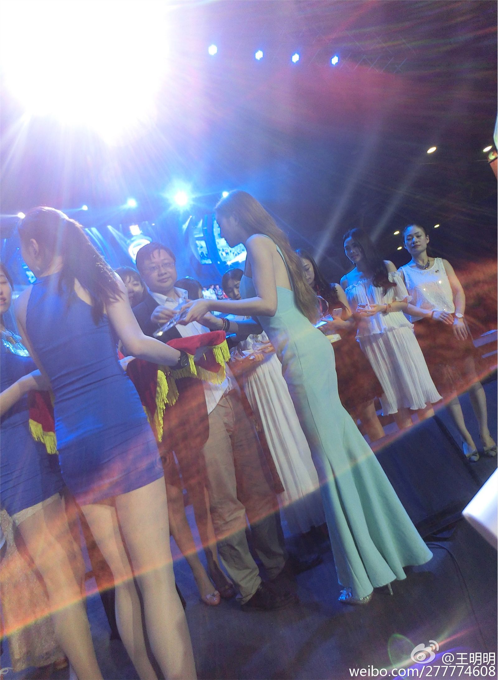 胸模冠军王明明最近微博图集 微博配图