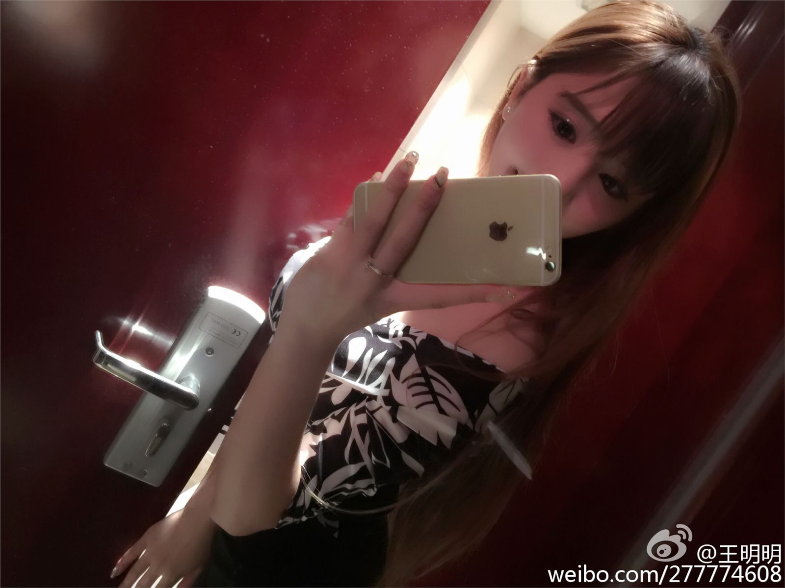 胸模冠军王明明最近微博图集 微博配图