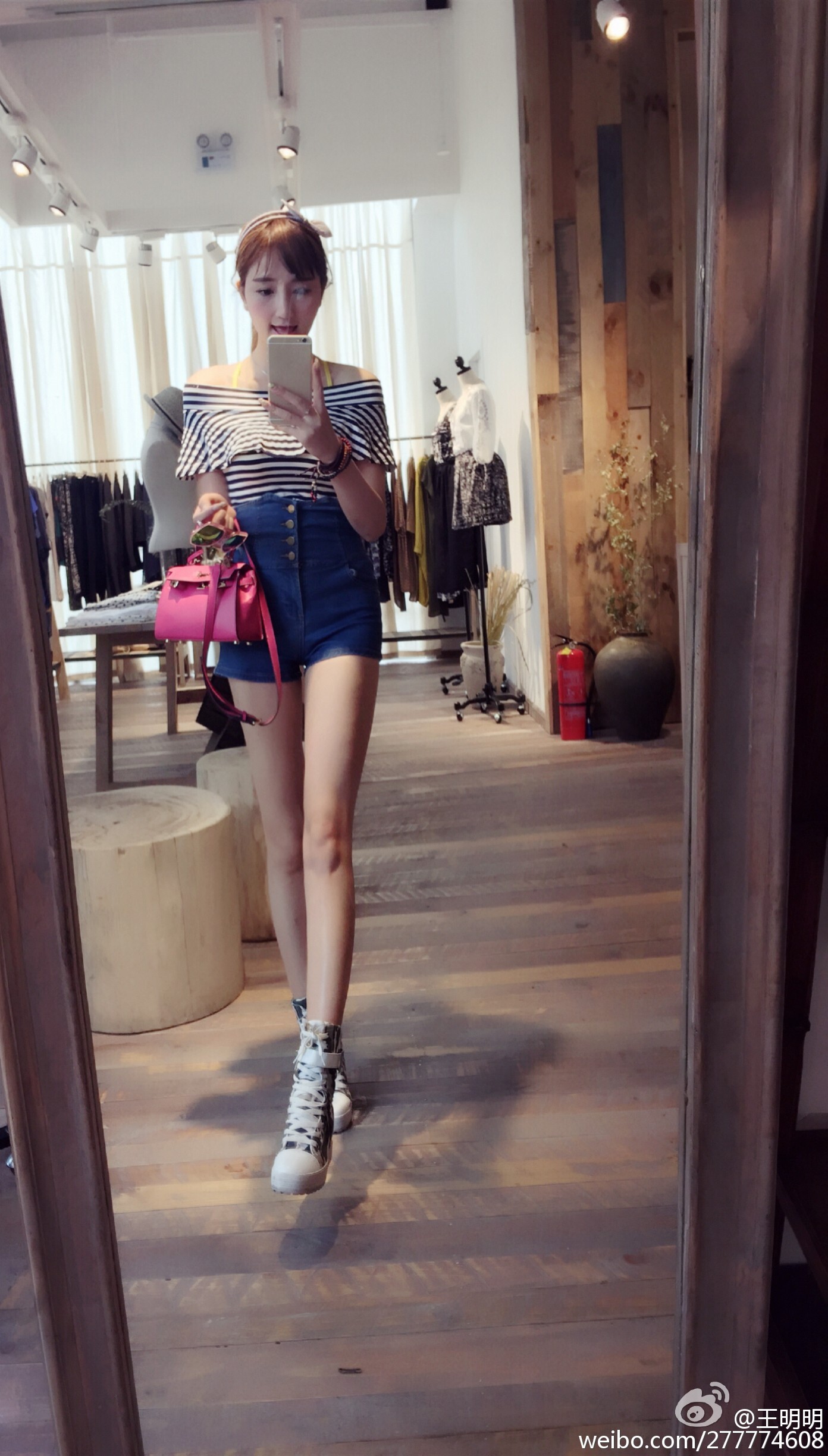 胸模冠军王明明最近微博图集 微博配图