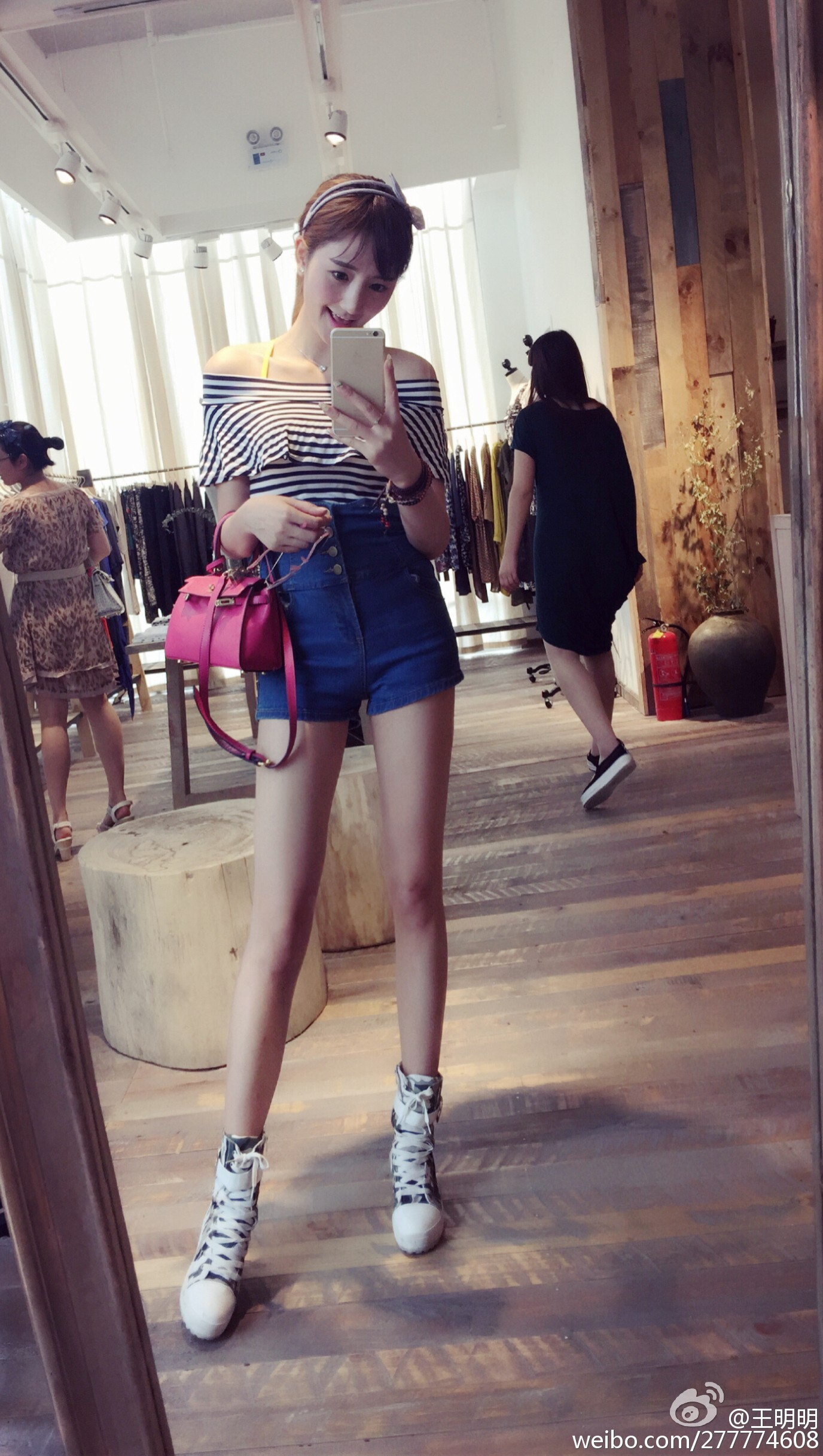 胸模冠军王明明最近微博图集 微博配图