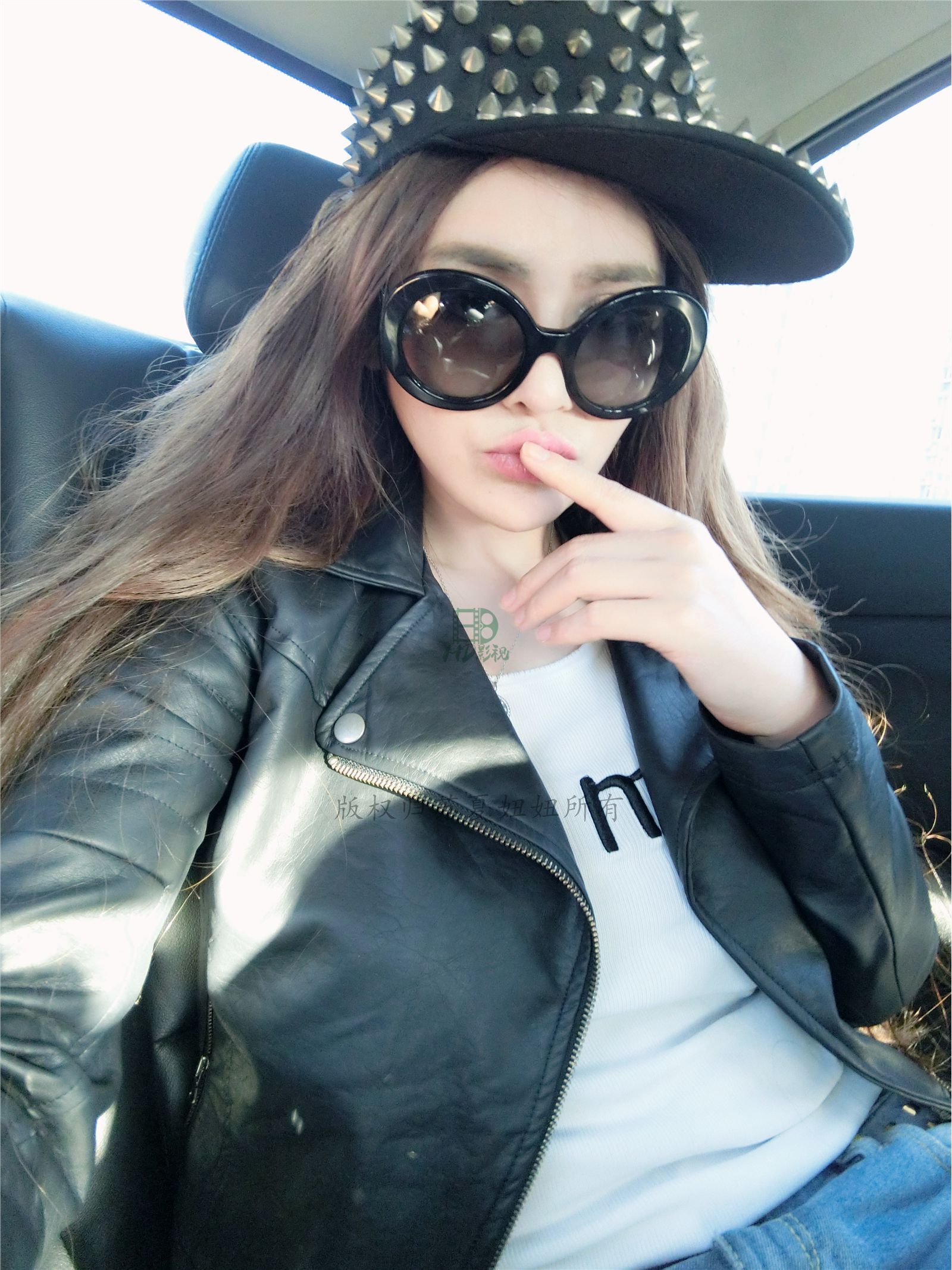 网络红人苏夏妞妞最新微博工作图集 全新苏夏