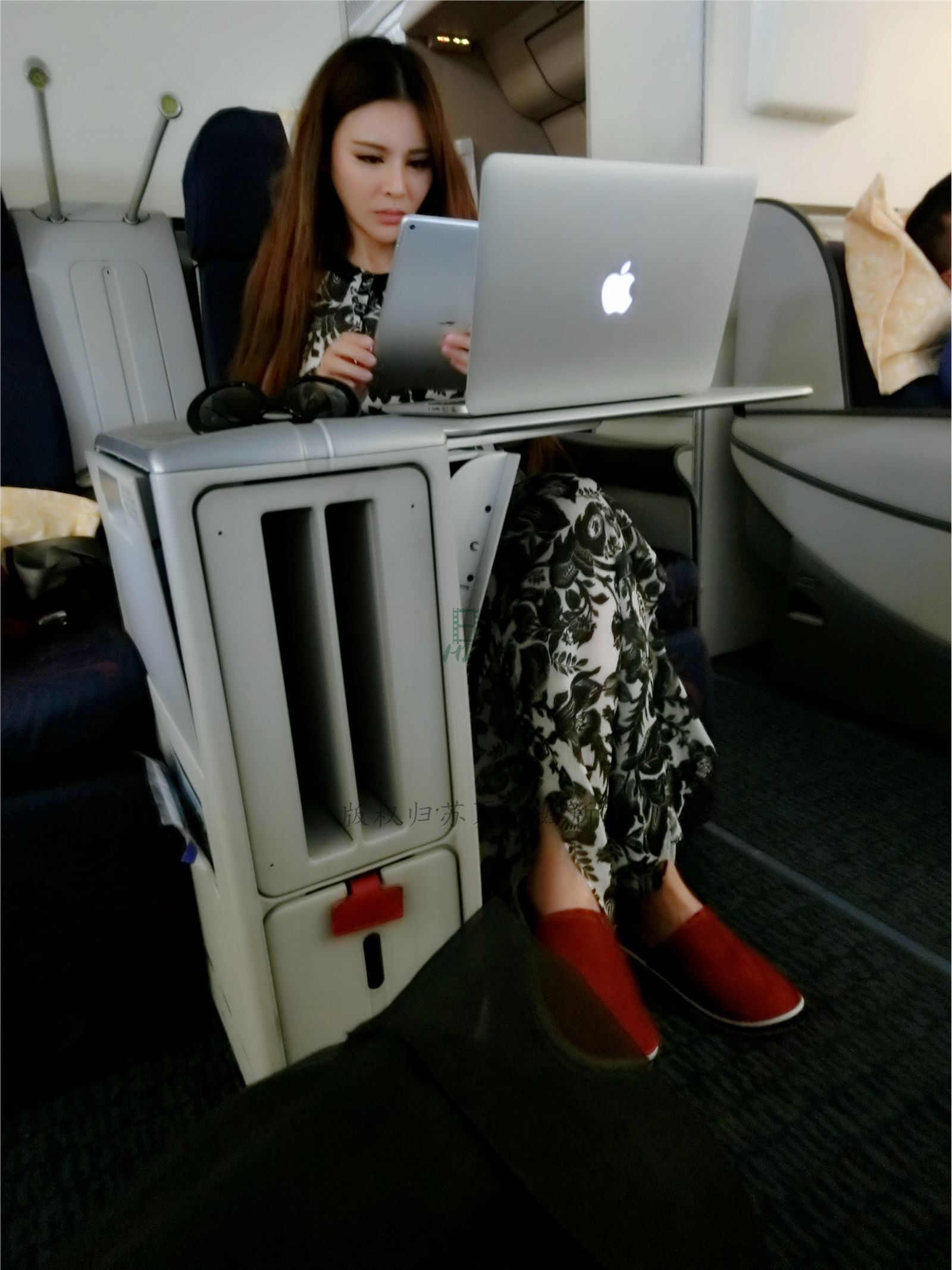 网络红人苏夏妞妞最新微博工作图集 全新苏夏