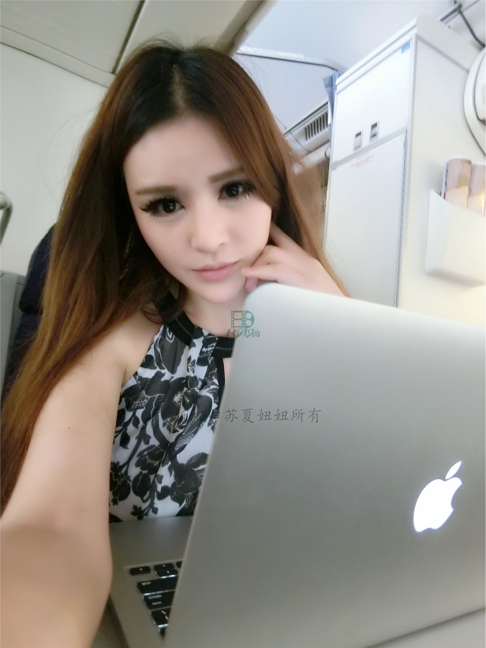 网络红人苏夏妞妞最新微博工作图集 全新苏夏