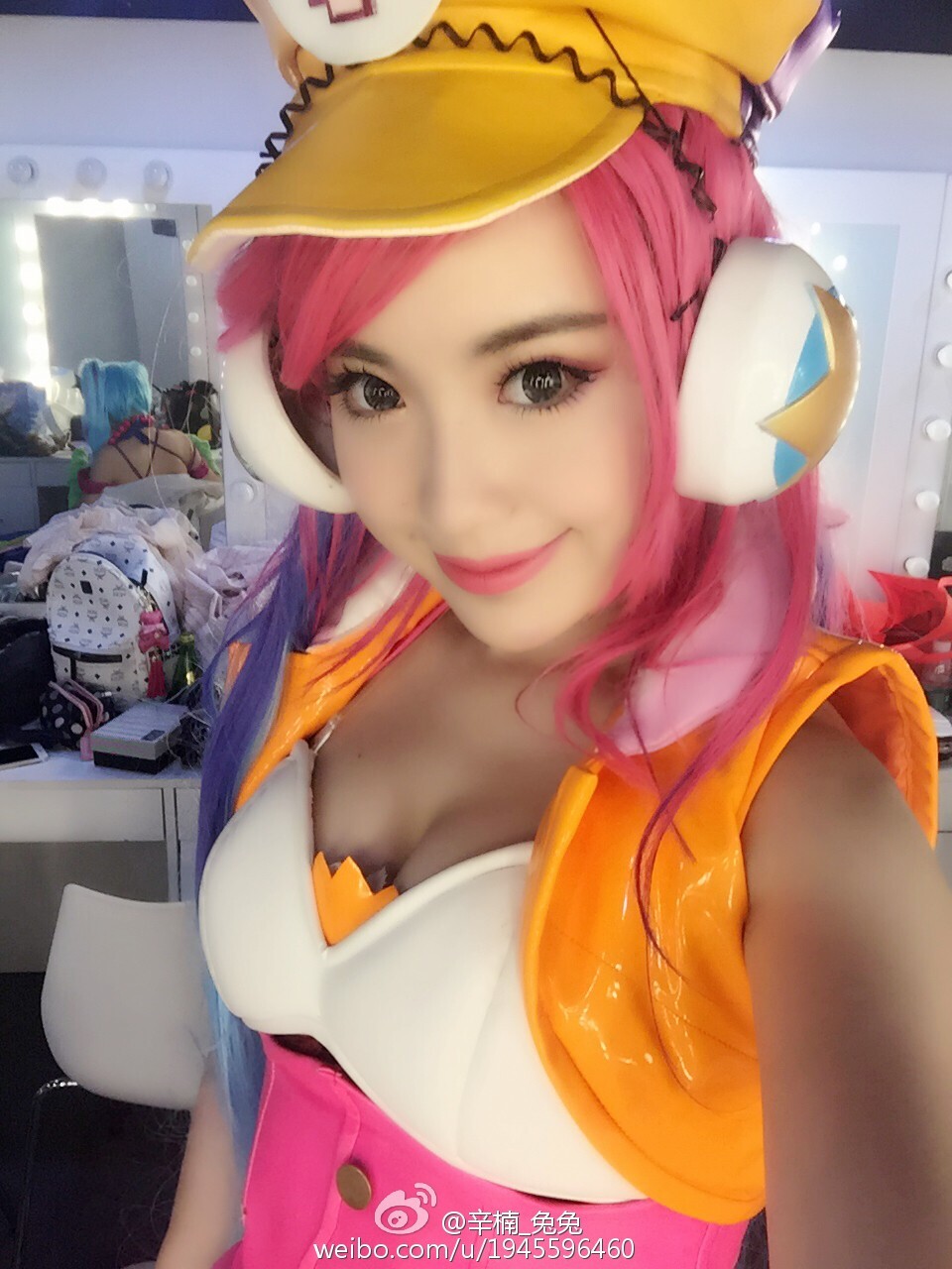 性感美女车模辛楠兔兔微博美图