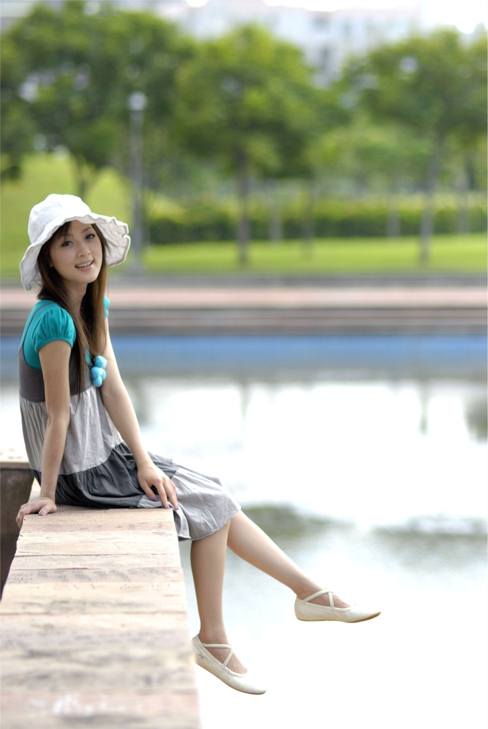 台湾清纯美女果子MM张凯洁 芭比服装外拍