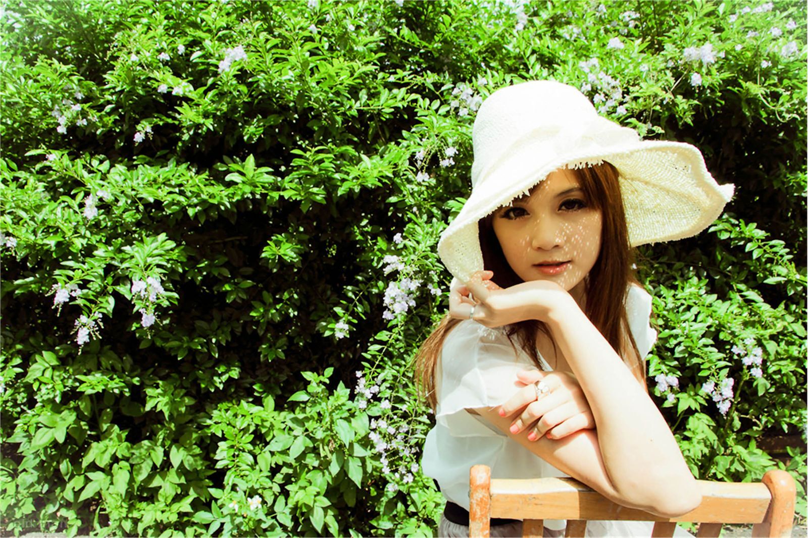 台湾清纯美女維妮 初夏公园外拍