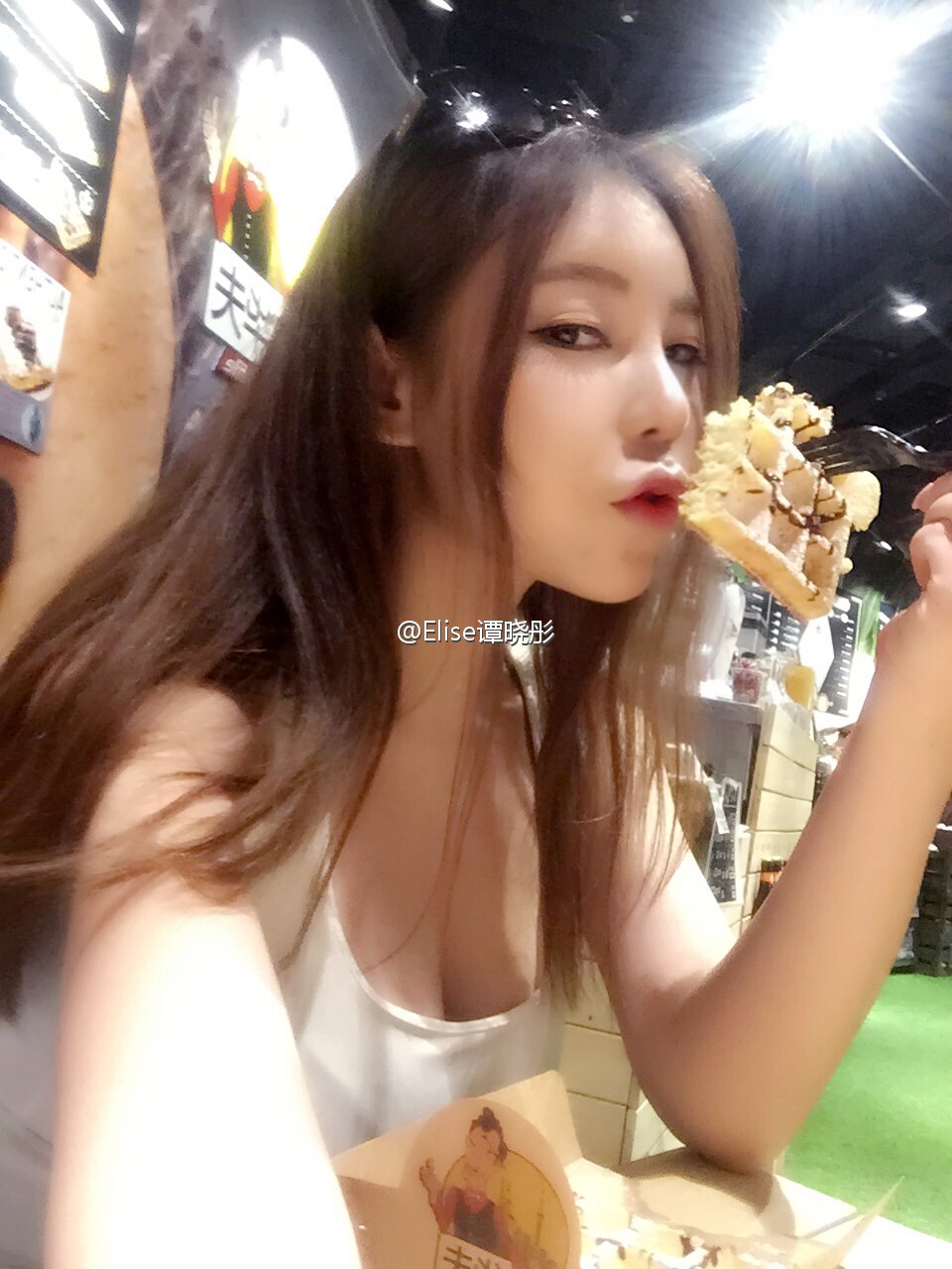 34F大胸模特Elise谭晓彤微博散图
