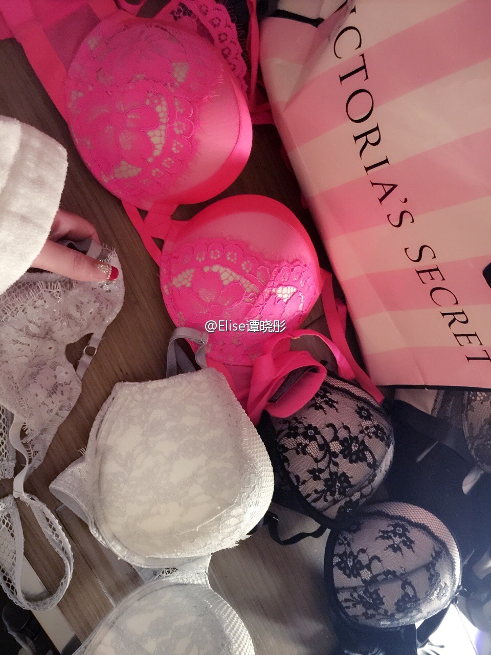 34F大胸模特Elise谭晓彤微博散图