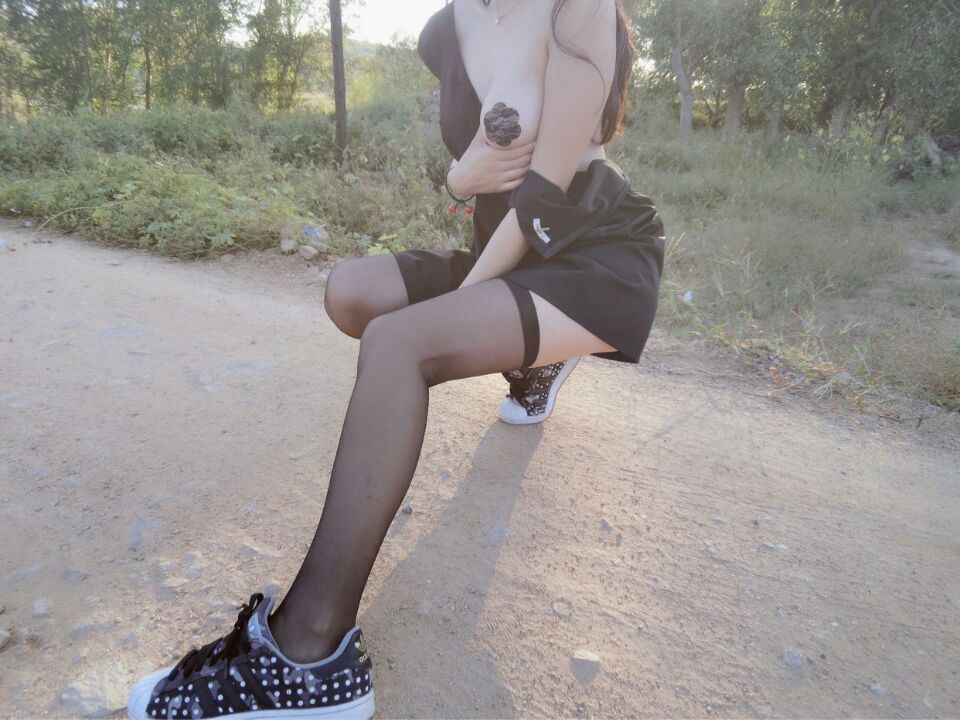 原来是茜公举殿下—野外的车上