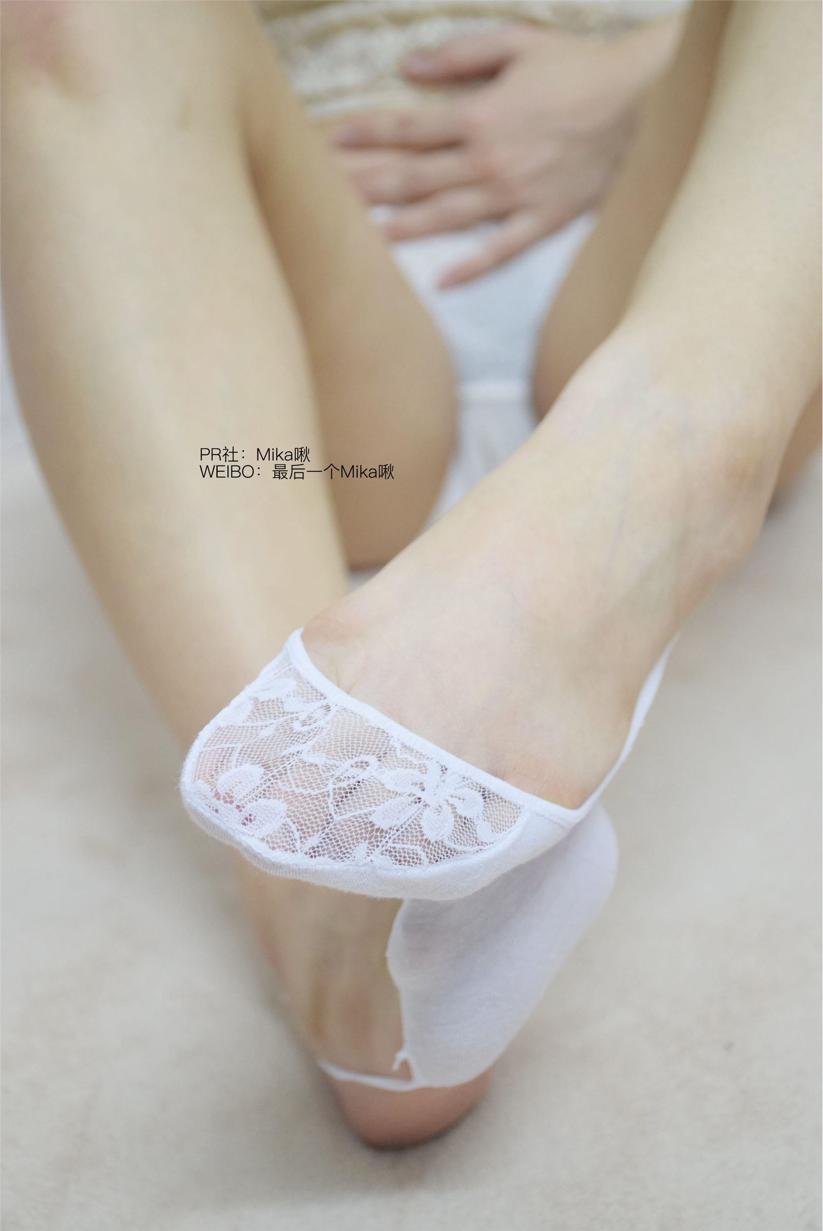 Mika啾—白色蕾丝吊带船袜