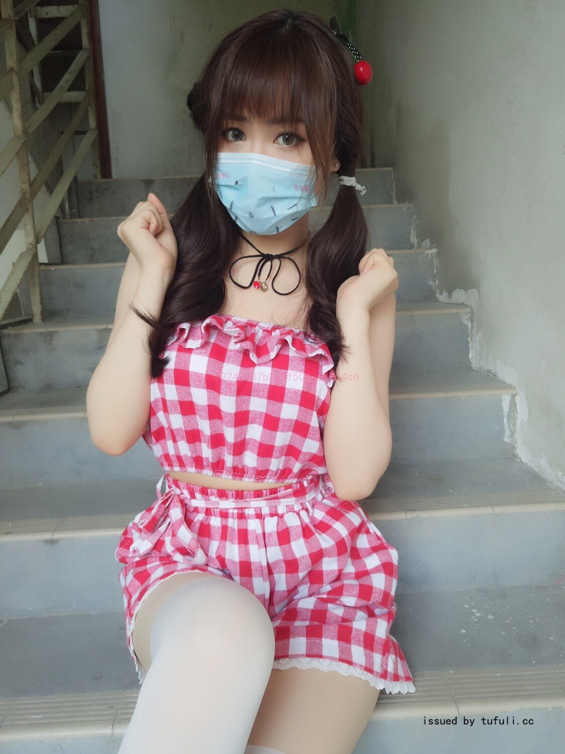 棉尾兔几 红白格连衣裙  猫猫