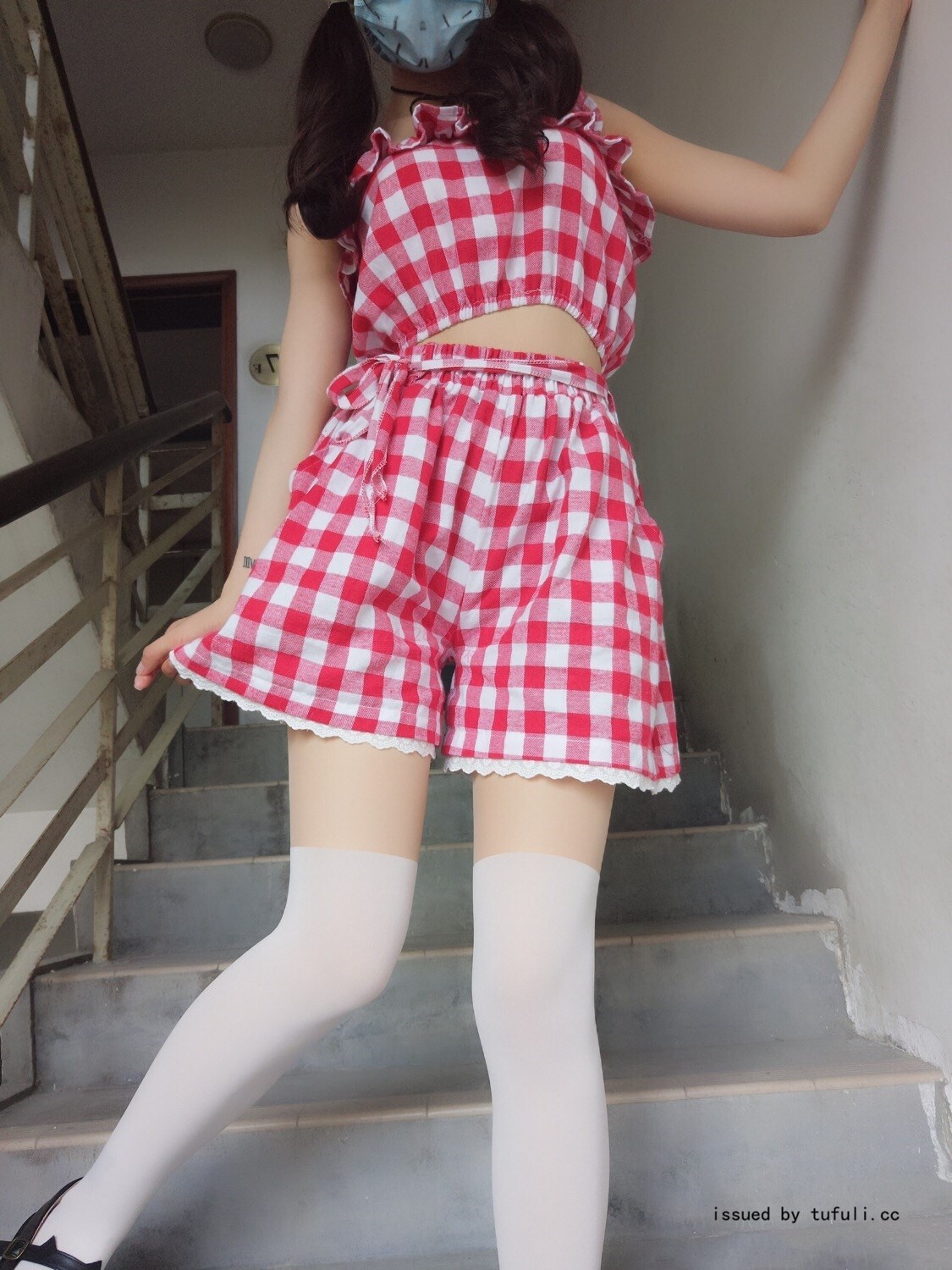 棉尾兔几 红白格连衣裙  猫猫