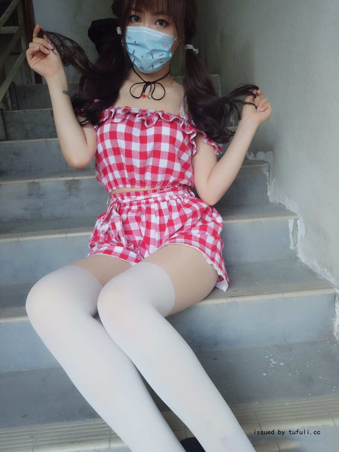 棉尾兔几 红白格连衣裙  猫猫