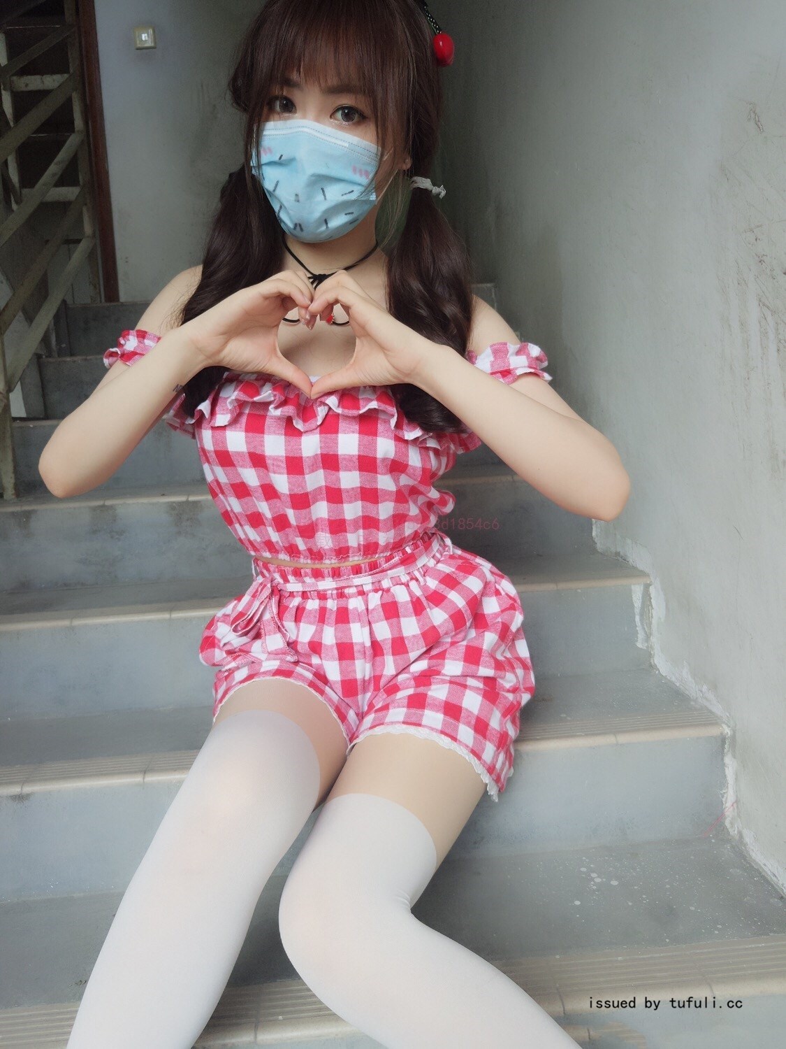 棉尾兔几 红白格连衣裙  猫猫