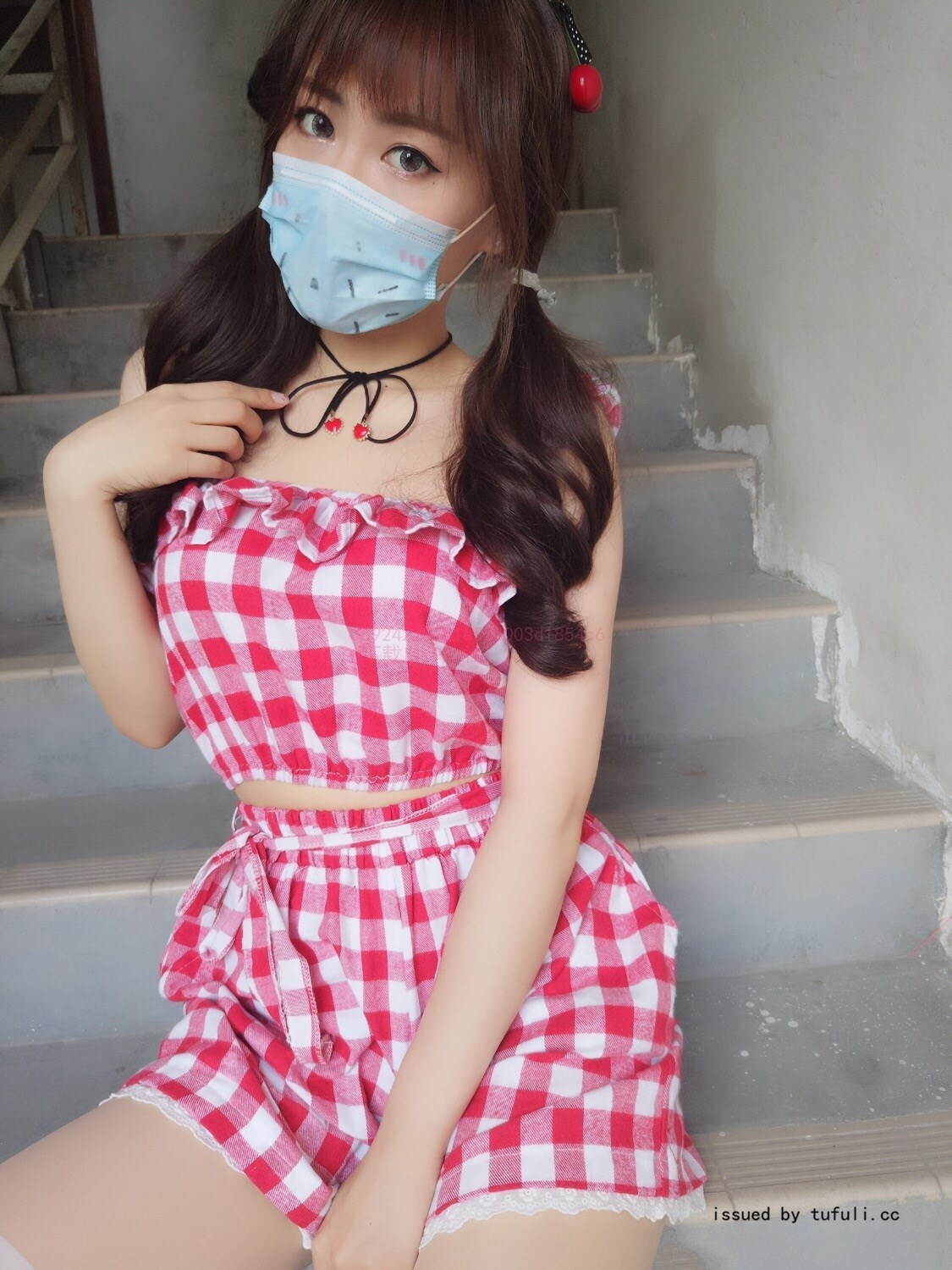 棉尾兔几 红白格连衣裙  猫猫