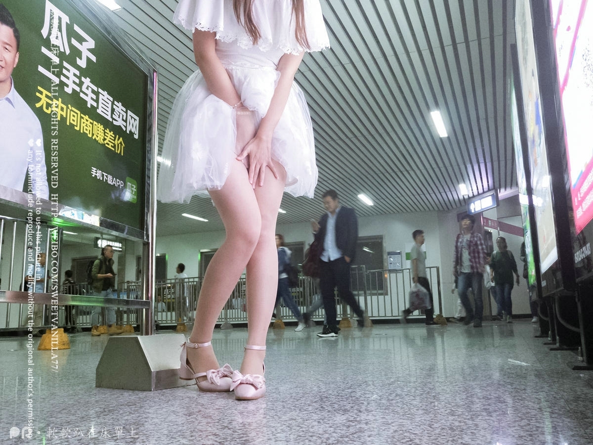 軟軟趴在床單上—被百人看到的露出