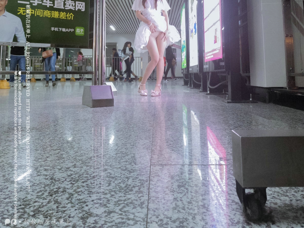 軟軟趴在床單上—被百人看到的露出