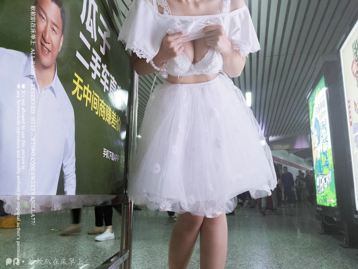 軟軟趴在床單上—被百人看到的露出