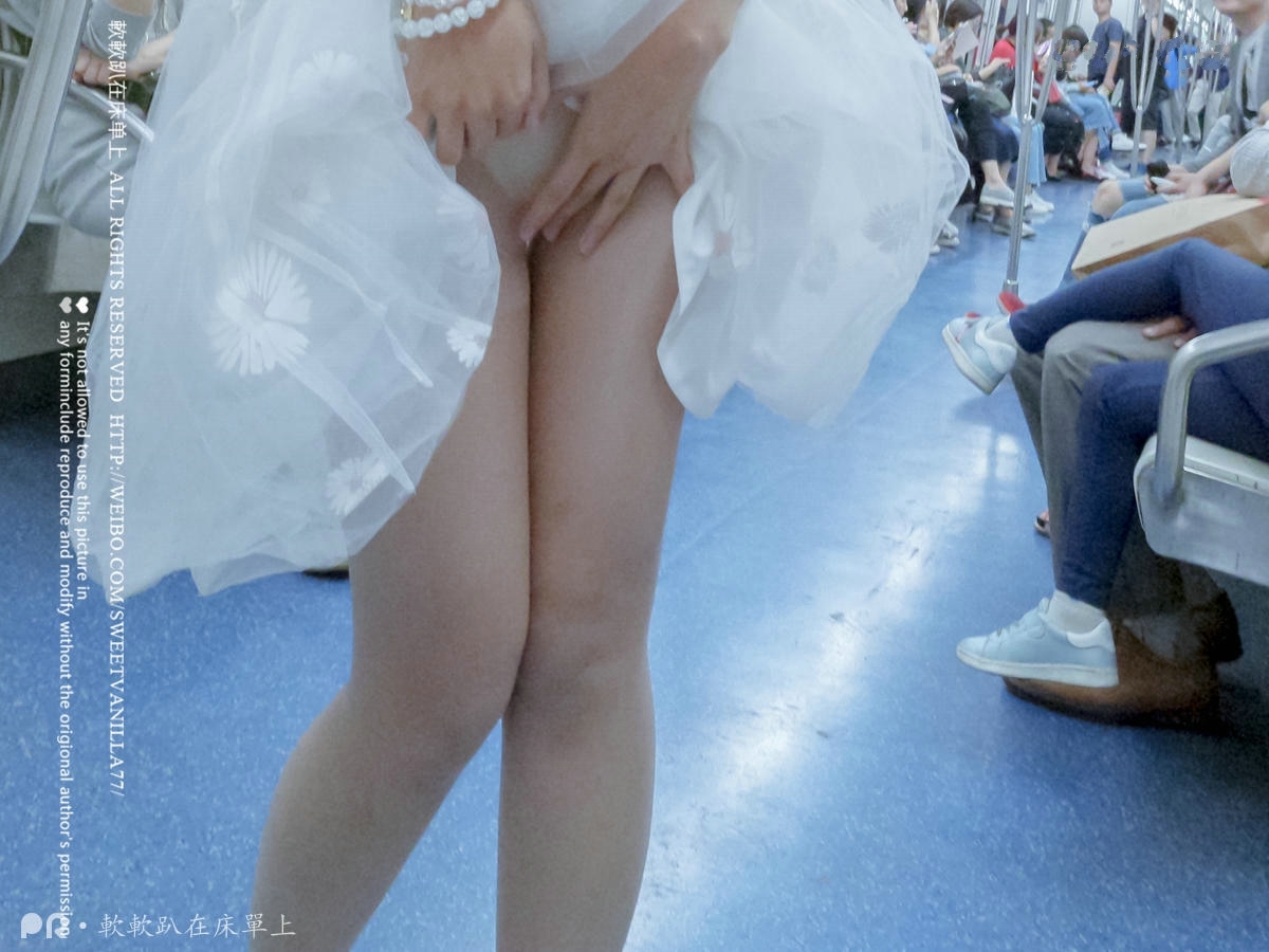 軟軟趴在床單上—被百人看到的露出