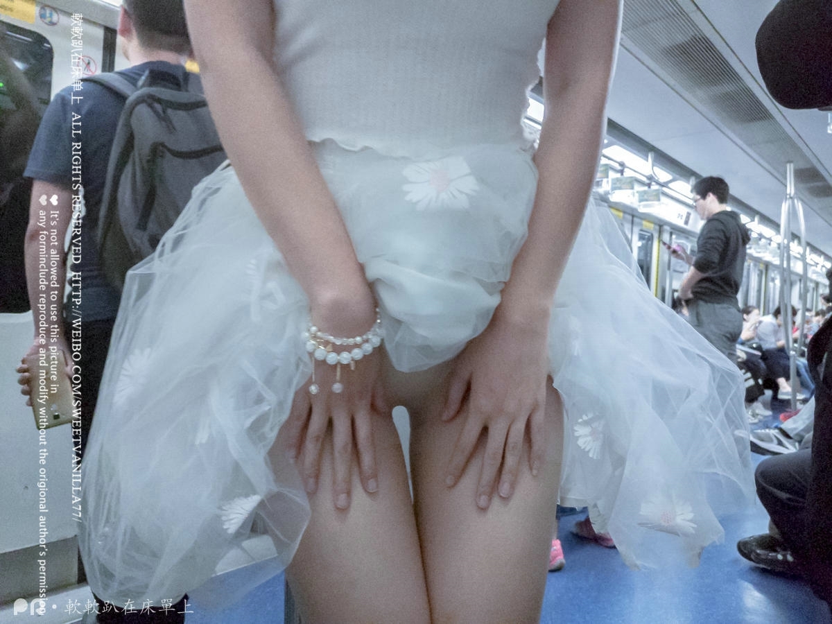 軟軟趴在床單上—被百人看到的露出