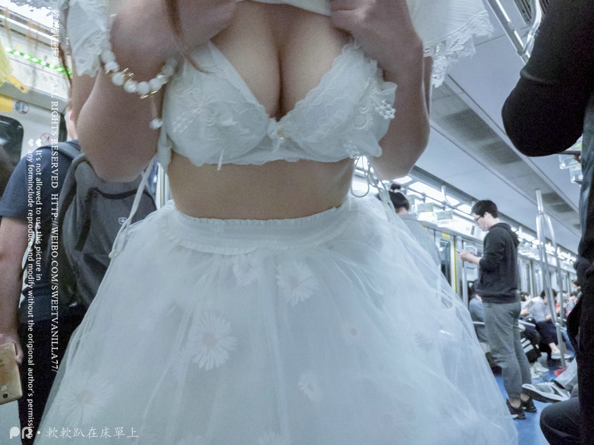 軟軟趴在床單上—被百人看到的露出