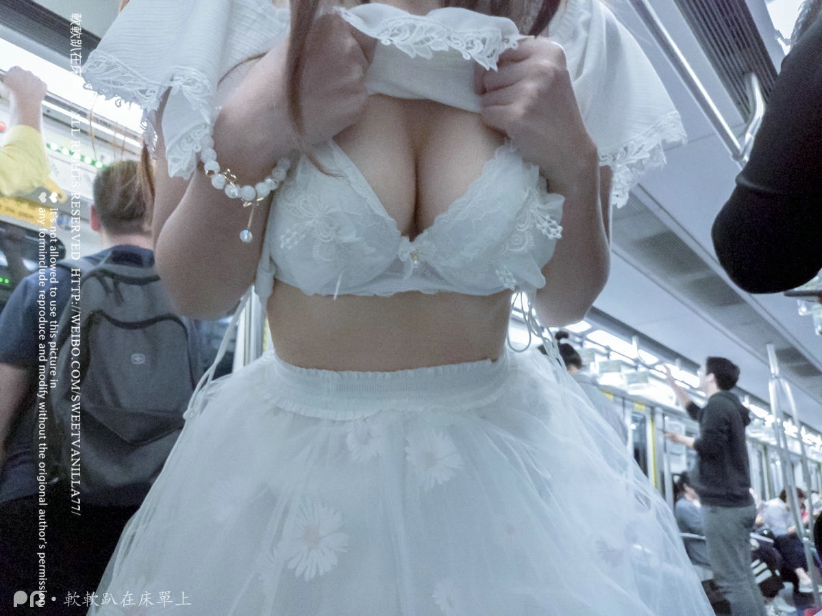 軟軟趴在床單上—被百人看到的露出
