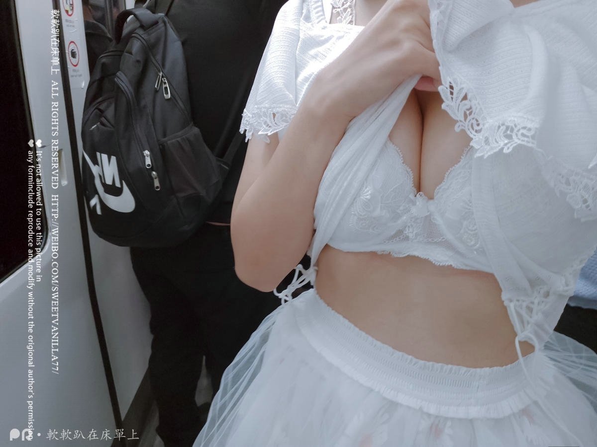 軟軟趴在床單上—被百人看到的露出