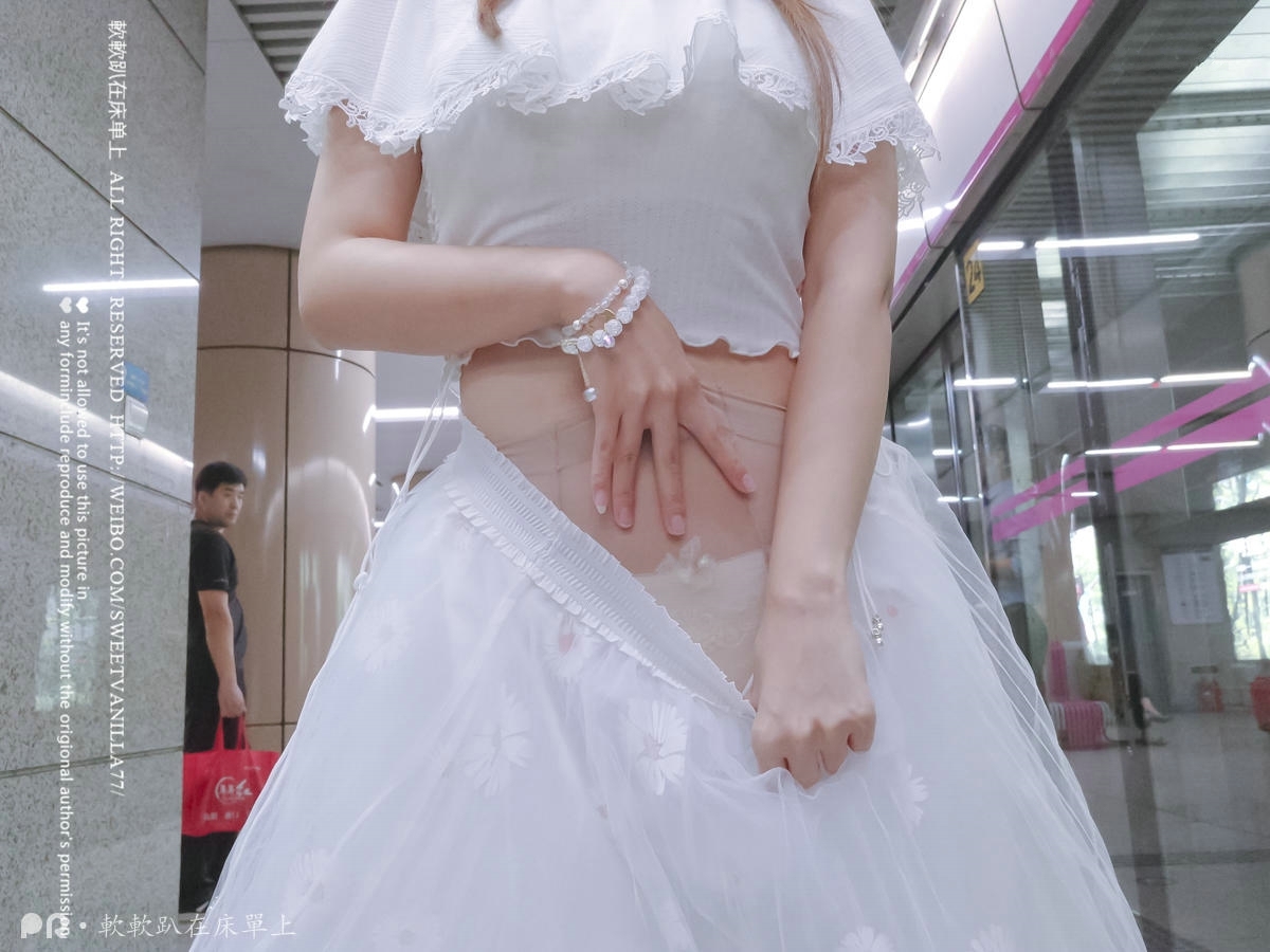 軟軟趴在床單上—被百人看到的露出