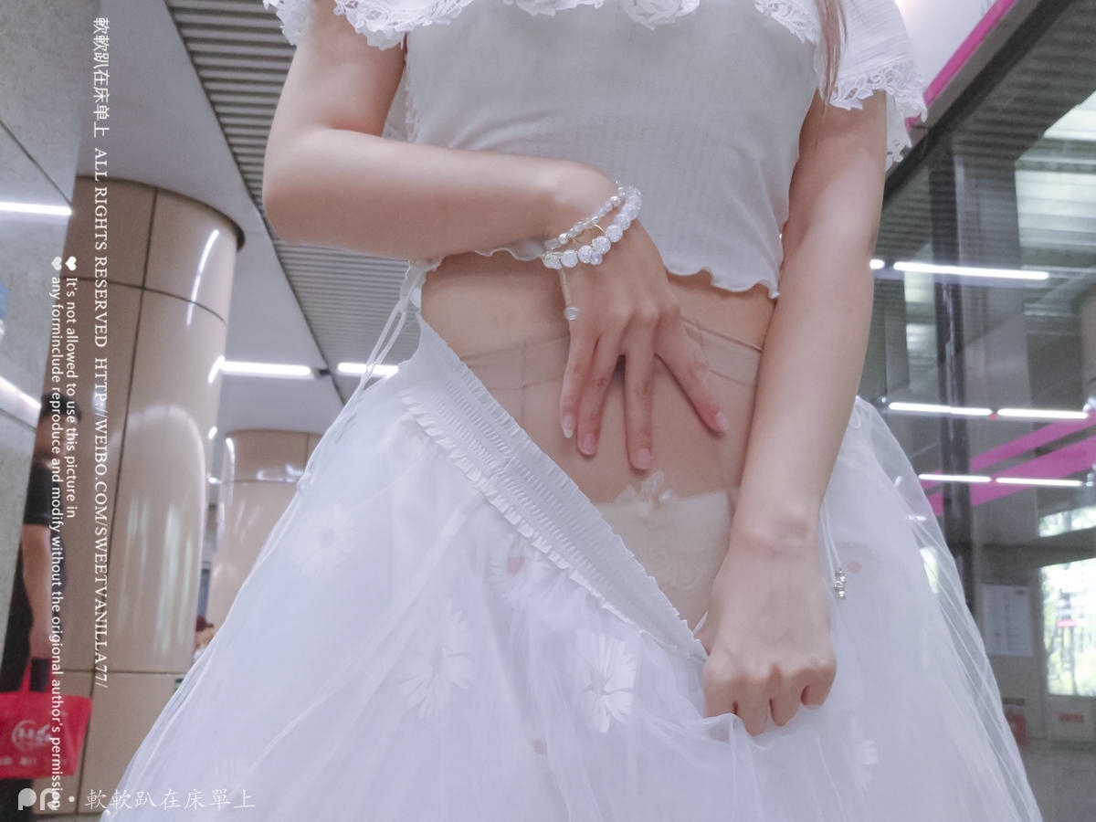 軟軟趴在床單上—被百人看到的露出